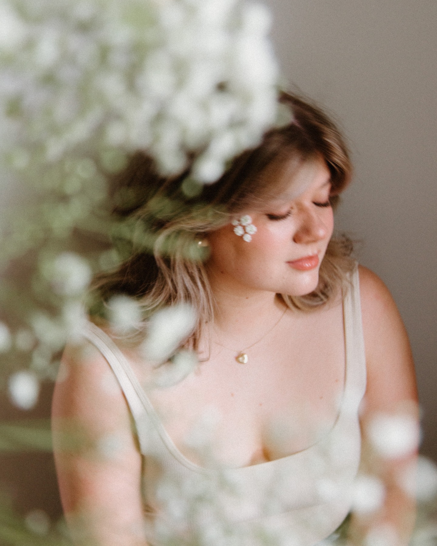 I love capturing these in-between moments—when beauty feels effortless and the world stands still for just a breath ✨
.
.
#fineartphotography #softportraits #dreamyaesthetic #photographybusiness #lightandairy #naturalbeauty #midwestphotographer #grandrapidsmiphotographer #miphotographer #michiganphotographer #dcpresets