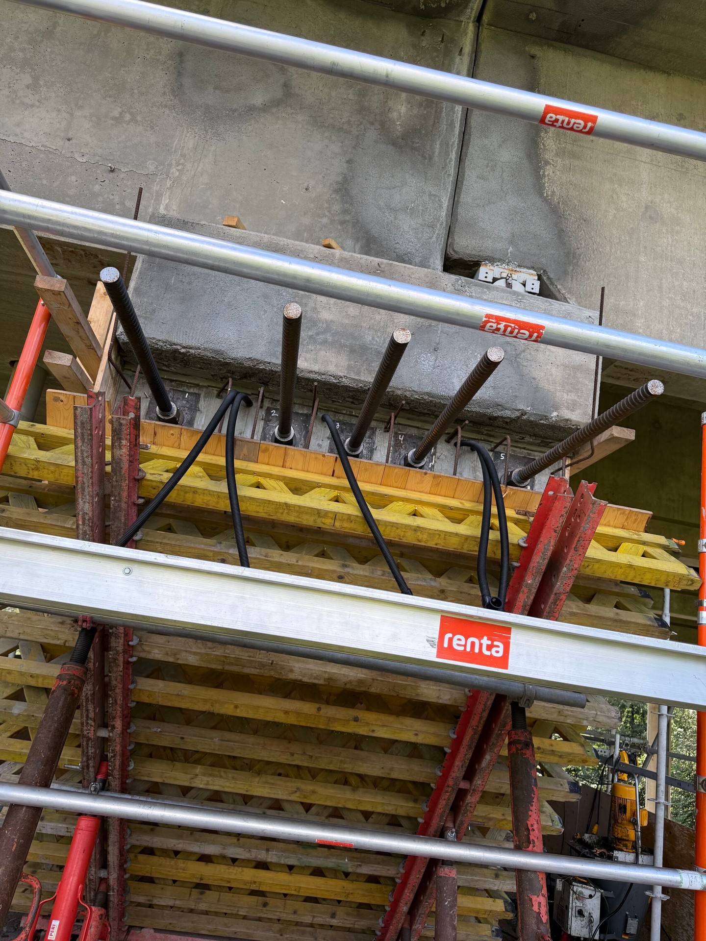 📢 Tillbaka efter semestern – och med förstärkning i teamet!
Efter sommaruppehållet är verksamheten hos Brolänk nu i full gång igen. Hela teamet är på plats och vi ser fram emot en aktiv och innehållsrik höst. Med jobb från syd till nord i vårt avlånga land är det mycket som står på agendan för utförande, både stort och smått väntar, kul tycker vi!
Grabbarna från Väst är åter tillbaka på Vallbybron i Västerås efter kloprofilsbytet på övergångskonstruktionerna innan semestern, nu återstår förstärkning av bropelarna med spännstag och övriga justeringar.
För att ytterligare stärka organisationen har vi också glädjen att välkomna en ny medarbetare till vårt team.
Ronja Johansson, som med flerårig erfarenhet av projektledning och utbildningar/intyg som betong klass 1 och 2, apv 2.2/3.0 och BAS P/U blir ett välkommet tillskott i teamet, välkommen! ⭐️
Rekryteringen är en del av vårt arbete med att säkerställa hög kvalitet och kapacitet i de uppdrag vi åtar oss – både idag och framåt.
Vi fortsätter vårt arbete inom:
🔹 Övergångskonstruktioner
🔹 Brolager
🔹 Inspektioner
🔹 Spännarmering
🔹 Service och underhåll
Vi ser fram emot ett fortsatt gott samarbete med våra kunder och partners – och önskar er alla en bra start på hösten. 🍂
#Brolänk #TillbakaPåJobbet #NyMedarbetare #VerksamhetenIgång #ByggOchAnläggning #Broarbete #spännarmering