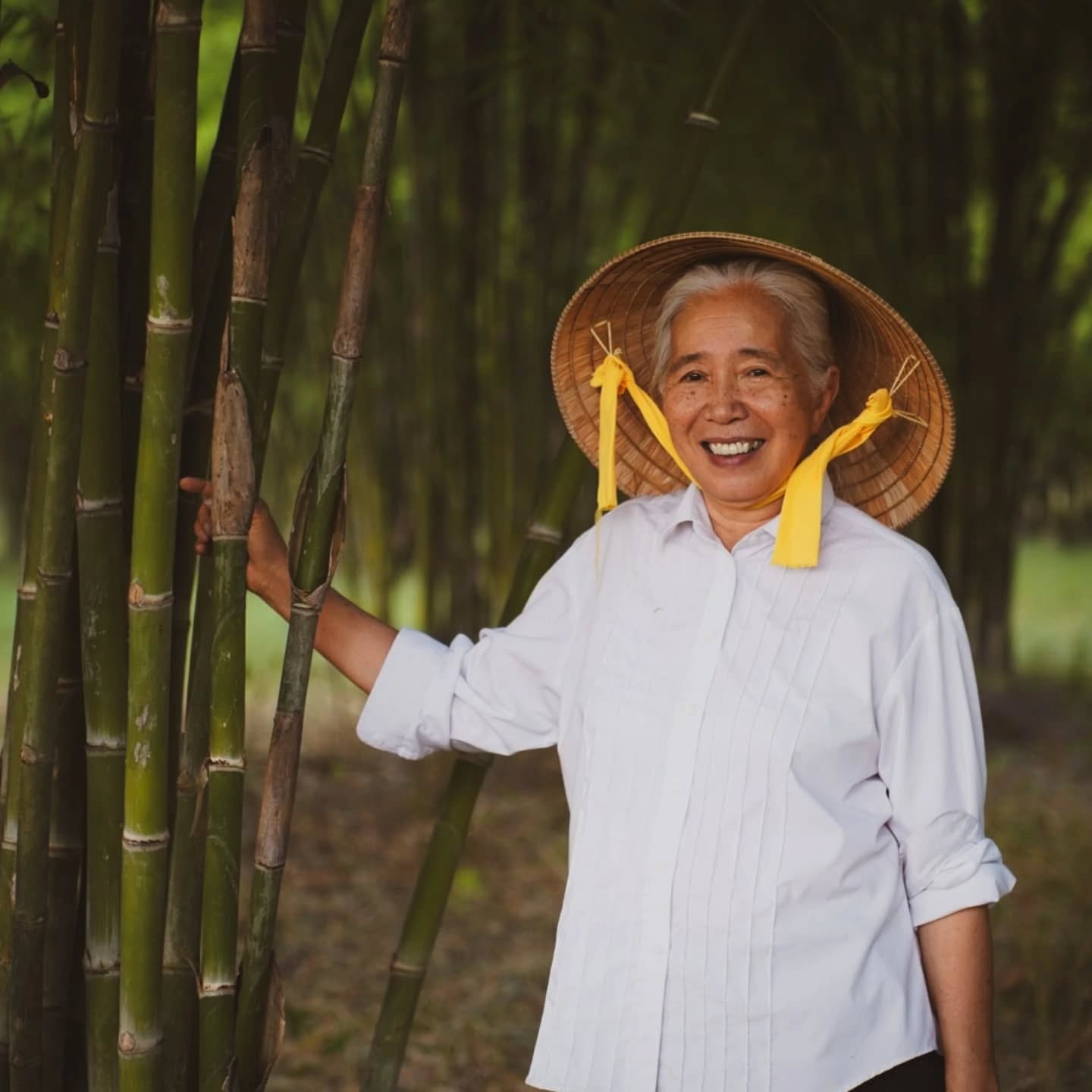 In the bamboo grove.
With My Hanh, a bamboo researcher, for a few days I really learn to listen to the story bamboo tells. Interconnection, resilience, adaptation and social bonding.
Start by lending an ear, make yourself small and listen to plants as individuals within an ecosystem. By day and by night, I hear these visible and invisible beings through the microphones of Karine, an artist creating a bridge between art and science.
Bamboo also tells a story of adaptation and resilience.
This is explained to me by My Hanh, through her work as a scientist. She shows me bamboo's ability to regenerate ecosystems, slow erosion, prevent flooding as well as desertification... But also, and above all, to bond communities together!
_______
Dans la bambouseraie.
Auprès de My Hanh, chercheuse spécialiste du bambou, pendant quelques jours j'apprends vraiment à écouter l'histoire que raconte le bambou. Interconnexion, résilience, adaptation, et lien social.
Commencer par tendre l'oreille, se faire petit et écouter les plantes comme des individus à part entière d'un écosystème. De jour et de nuit, j'entends ces êtres visibles et invisibles grâce aux micros de Karine, artiste créant un pont entre art et sciences.
Et puis le bambou raconte aussi une histoire d'adaptation, de résilience.
C'est My Hanh, qui part son travail de scientifique, me l'explique. Elle me montre les capacités du bambou à régénérer des écosystèmes, à ralentir l'érosion, prévenir les inondations, à lutter contre la désertification... Mais aussi et surtout à ressembler les communautés entre-elles !
