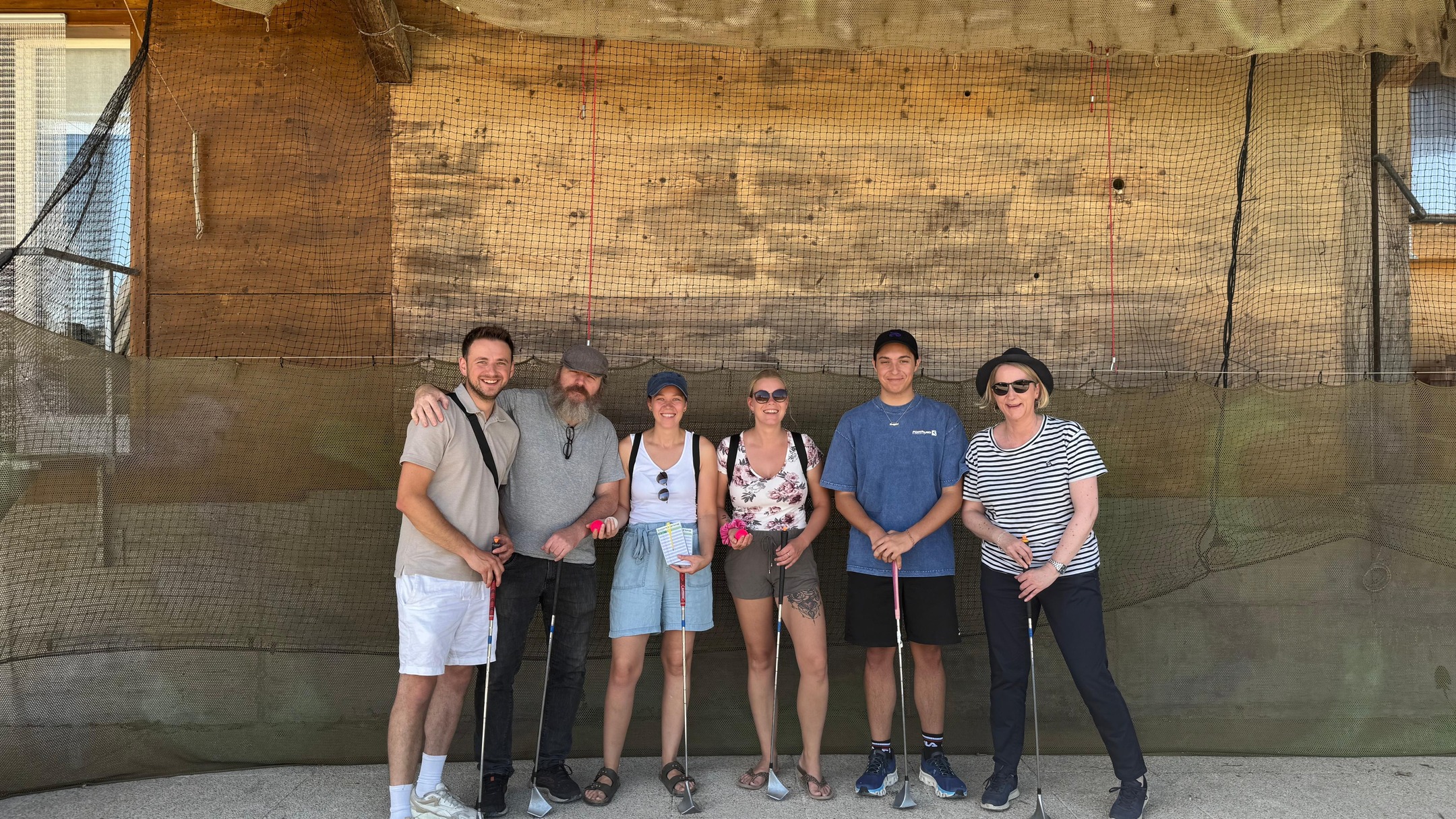 🏌️♂️☀️ Vereinsreise 2025 – Swinggolf in Tschugg ☀️🏌️♀️
Gestern ging’s bei perfektem Sommerwetter auf den Swinggolfplatz in Tschugg und es wurde richtig heiss! 🔥😎
Mit viel Lachen, spannenden Schlägen und dem ein oder anderen Ball, der entweder spurlos verschwand oder im Bach landete, hatten wir einen genialen Nachmittag. 💦😂
Gewinner des Tages: 🏆 Frudy – herzlichen Glückwunsch! 👏
Von den 18 Bahnen haben wir 11 gespielt. Genug, um ordentlich ins Schwitzen zu kommen.
Und weil Sport hungrig macht, ging’s danach ins Restaurant Strand in Vinelz, wo wir den Tag bei feinem Essen und guter Stimmung ausklingen liessen. 🍽️🥂