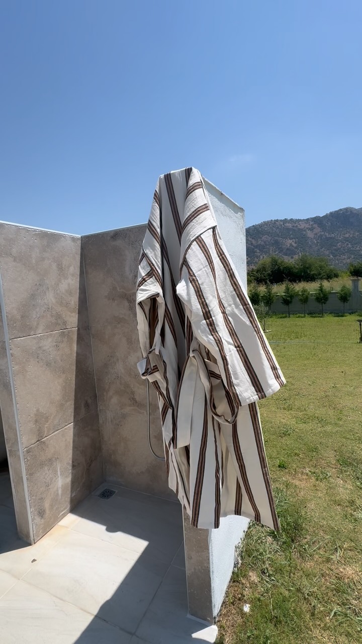 ✨ Le Garaj Sale is here! ✨ @legaragesale
Light as the touch of the wind…🤍
Our hand-woven linen and cotton bathrobes are back in stock in all sizes.
At home, on the beach, on holiday…
Effortless style, all-day comfort. 🌿💛
📍 Aug 23-24 & Palmer Events Center
@legaragesale ❤️
#legaragesaleaustin #austinevents #austinlocalbusiness #palmereventscenter #slowfashionstyle #summerstyle #turkishrobe