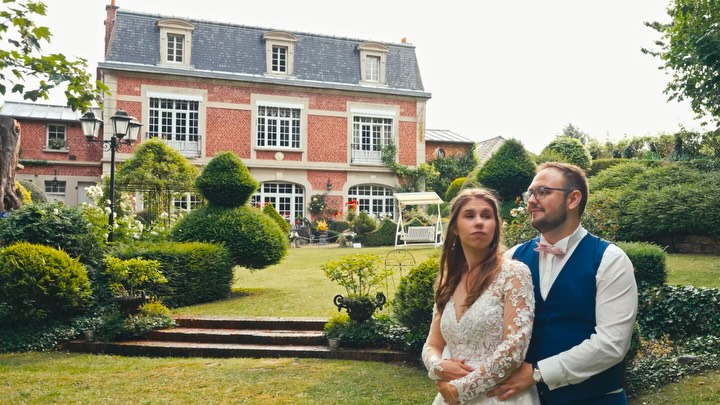 Pour moi, un mariage ne se résume pas à filmer ce que je vois 📹
C’est observer chaque détail, anticiper les instants avant qu’ils ne se produisent, et choisir l’angle et la lumière qui transformeront une scène ordinaire en souvenir inoubliable.
J’ai appliqué cela au film de mariage de Julie et Antoine :
La prestance du manoir comme décor majestueux illustrant le foyer, l’énergie d’un baiser renversé qui souligne le romantisme de ce couple. Leurs mains qui s’unissent devant l’autel, en arrière plan les vitraux d’une église, symbole intemporelle d’un engagement ancestral.
Ces choix ne sont jamais laissés au hasard : ils donnent à votre film une richesse visuelle et émotionnelle qui ne s’essouffle pas avec le temps.
Mon but est simple : vous offrir bien plus qu’un reportage 🫶🏼
Ces images sont le fruit d’un regard artistique, d’un souci du détail et d’une volonté de créer quelque chose qui ne s’essoufflera pas avec le temps.
Dans vingt ans, elles auront la même force, la même élégance et la même émotion que le jour où elles ont été filmées.
C’est ça, ma promesse : un film de mariage qui ne se contente pas de raconter, mais qui sublime.
Un film qui vous ressemble, pensé pour traverser le temps avec vous, avec votre couple