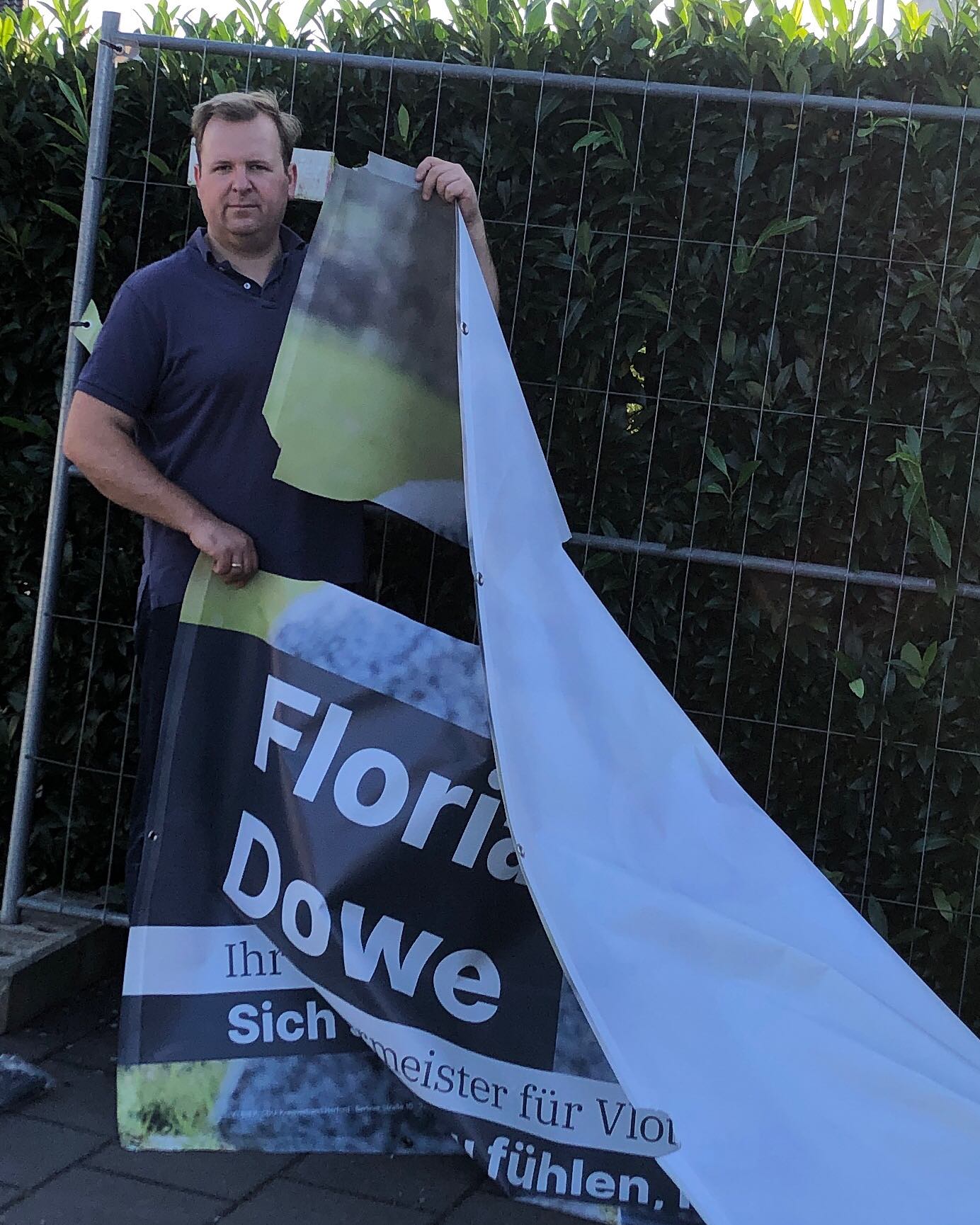 Gehört das zum Wahlkampf in Vlotho dazu? Ist Vandalismus inzwischen gesellschaftsfähig? Ich finde nicht!!
🪧 Heute morgen erhielt ich die Nachricht, dass in Uffeln ein Großteil unserer Plakate beschädigt worden sei. Also bin ich noch vor der Arbeit hingefahren, um mir selbst ein Bild zu machen und war gegen 7 Uhr vor Ort.
Und tatsächlich: Nicht nur viele unserer A0-Plakate an den Laternen waren heruntergerissen, sondern auch die meisten unserer Bauzaunplakate wurden bewusst beschädigt. Womit auch immer wurde ganz gezielt um die Ösen herumgeschnitten, sodass die Plakate nicht mehr nutzbar sind. Auch ein Teil der Plakate der @fdp.vlotho und der Linken wurde auf ähnliche Weise beschädigt.
Das Erschreckende: Nachdem wir die Bauzaunplakate repariert oder ausgetauscht haben, wurde das Plakat an der Buhnstrasse bereits wenige Stunden später in gleicher Weise erneut zerschnitten. Am helllichten Tag. ✂️
👮🏼♂️ Wir haben selbstverständlich Anzeige erstattet und ich verspreche eins: Wir lassen uns davon ganz sicher nicht unterkriegen! Wir machen weiter - entschlossener denn je! 💪🏻
#sicherheit #kommunalwahl #vlothokannmehr #florianfürvlotho #wahlplakate #demokratie #vlotho #jetzterstrecht #wirmachenweiter