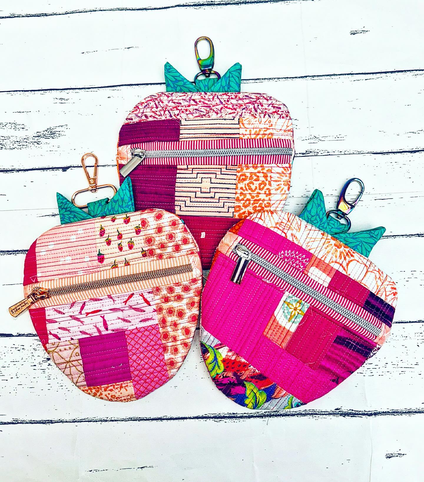 Is this what I should’ve been doing? No. Do I care? Also no! These were so much fun to make and it was really good for my soul, so I’d call that a win! ❤️🌈
Pattern is from The Cutting Cloth blog, a brilliant subscription if you haven’t had a look you should!
Used a mixture of some favourite scraps, pink Aurifil 50wt thread and my fav 278 Soya Mix wadding from Vlieseline. ❤️🌈
#scrappymakesmehappy #matchstickquilting #organicquilting #quilted #quiltedpouch #zipperpouch #scrapquilting #tulatroops #rubystarsociety #rubystarsocietyfabric #artgalleryfabrics #showmethemoda #prettyinpink #aurifilthread #aurifil #aurifil50wt #aurifilosopher #straightlinequilting #machinepieced #machinepiecing #machinequilting #strawberrypouch #greatbritishquilter #quiltersofinstagram #zipperpouches #quiltersofawesome #sewcreative #sewing #stitching #strawberry @suzyquilts @embercraftcompany @aurifilthread @vlieseline_uk