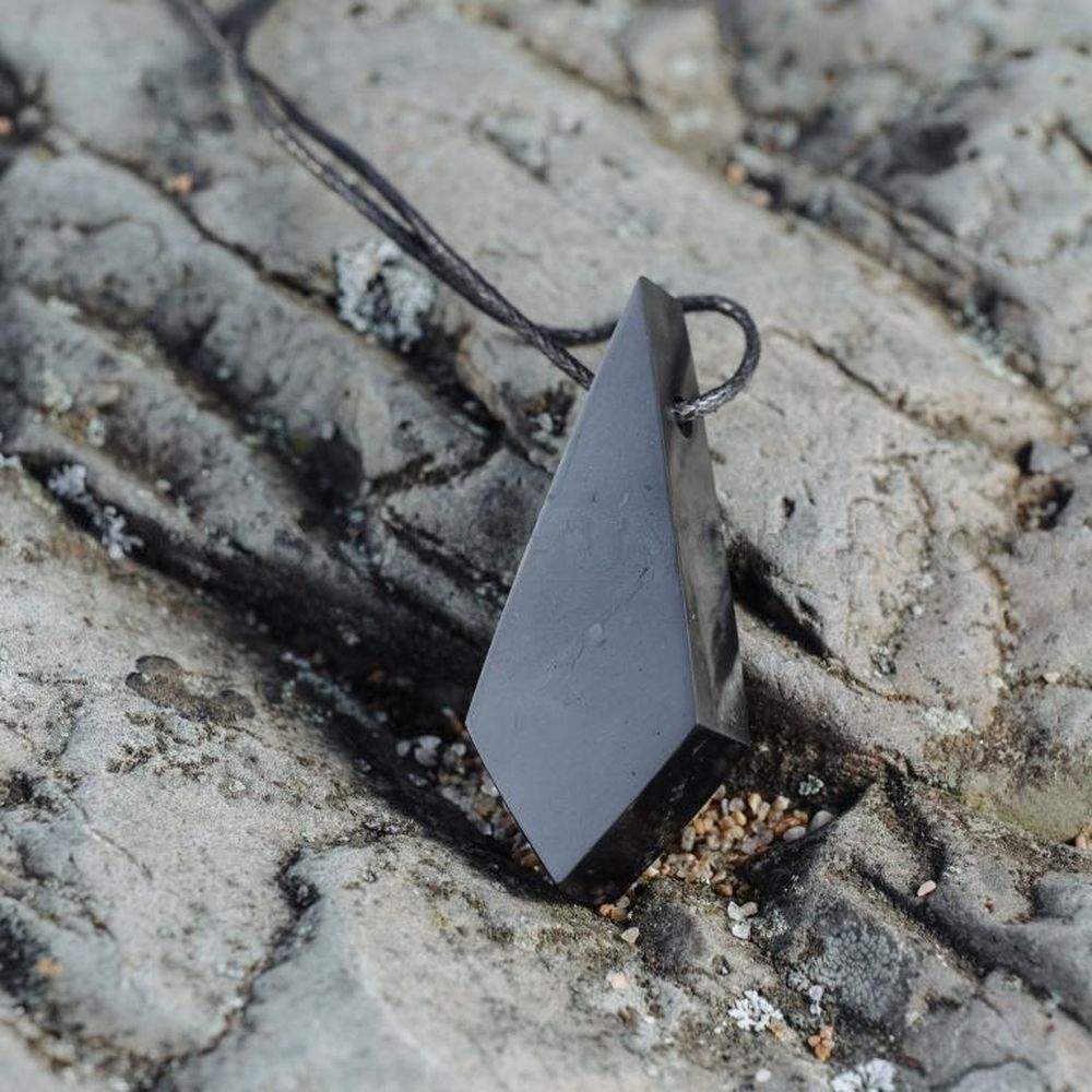 ✨ Shungita “Crystal”: claridad ancestral para tu energía ✨
Desde las profundidades de Karelia, Rusia, llega la poderosa shungita, una roca de más de 2 mil millones de años reconocida por su extraordinario equilibrio energético y su riqueza en carbono.
Con forma rectangular, este colgante “Crystal” mide 45 × 20 mm, tiene un grosor de 8 mm y pesa 10 g. Es robusto, elegante y perfecto para sostenerlo cerca del chakra del corazón.
*Lo que aporta:*
-Equilibrio integral: Al usarlo constantemente, la shungita ayuda a regular el fondo energético, suavizar la actividad nerviosa, mejorar la estabilidad emocional y aumentar tu capacidad de concentración.
-Alineación cuerpo-mente: Es un amuleto ideal para quienes buscan centrarse, tranquilizarse y armonizar su día a día desde adentro hacia afuera.
*¿Por qué elegir “Crystal”?*
Su diseño limpio y fuerte simboliza claridad mental y foco consciente. Al llevarlo, no solo adornás tu estilo, sino que también llevás contigo una herramienta energética que puede acompañarte en cada paso del día.
Entrega claridad, equilibrio y presencia en cada momento. El colgante “Crystal” de shungita es un compañero silencioso que potencia tu energía con elegancia.
Link en bio para sumarlo a tu ritual cotidiano.
#Shungita #Shungilife #CrystalPendant #ProteccionEnergetica #EquilibrioInterno #AmuletoDiario #BienestarHolistico #MineralAncestral #JoyasConEnergia