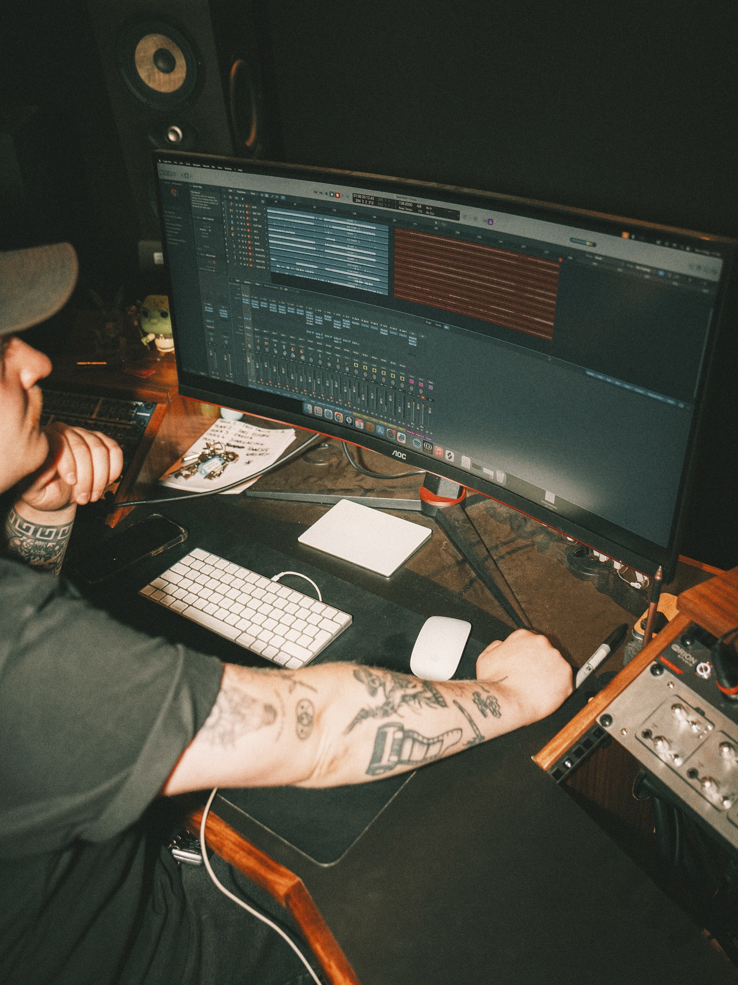 After a weekend away in a very sunny Milton Keynes for @tribesunitefestival , I am back in the studio with some great sessions coming up!
A return for our good friend @liam.hillyer.music , another tune with the boys in @atticast.band and a few sessions with our long timers over in the @rivia.band camp 🤙🏼
LFG 🖤