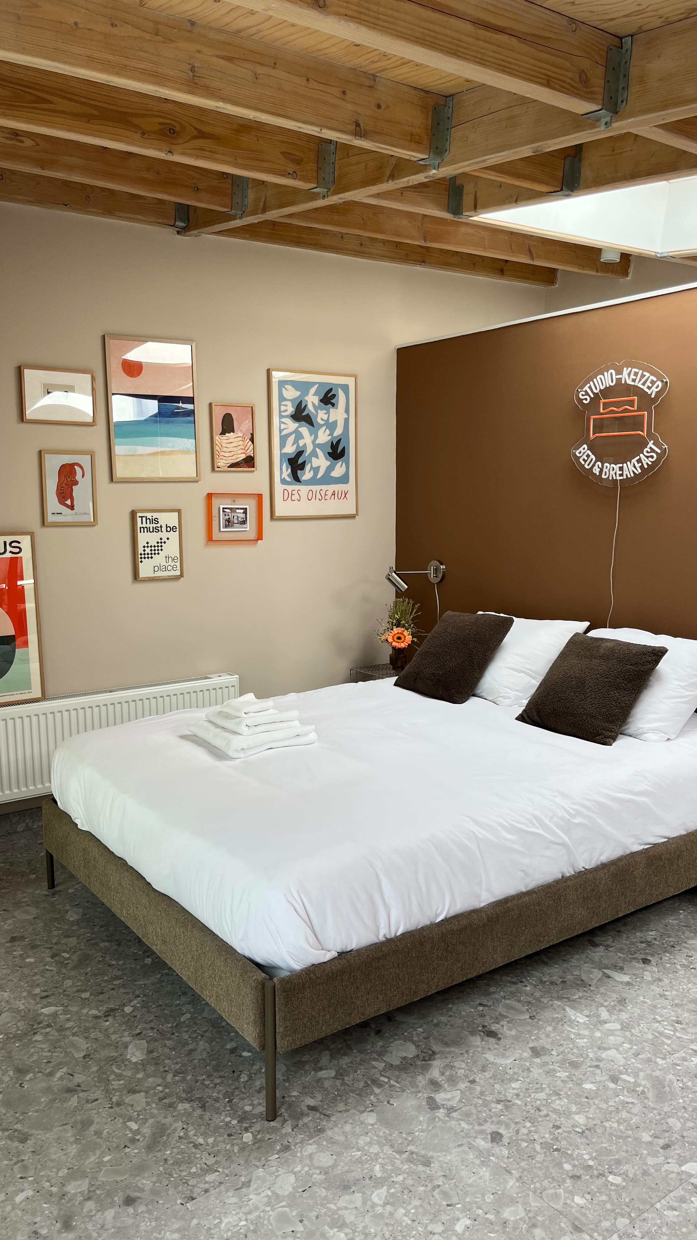 What a lovely stay @studiokeizerbb this newly opened bed and breakfast sleeps 2 with an eye for design and all the little details 🤎
You are welcomed with a drink and snacks and can opt-in for delicious breakfast. Brenda and Dick are lovely hosts.
Harderwijk is a pretty pittoresque village. Wander the streets around the De Vischpoort or the cobbled streets around the de Blokhuissteeg, Burgtstraat en Straat van Sevenhuysen.
A few of my tips for you
- Specialty coffee and pastries @leutharderwijk or @yamskoffiebar.nl
- Yummy Ice cream @patisserieenijs
- vintage shopping @blijemeisjesencowboys
- beach club @walhallaharderwijk you can rent sups from Studio Keizer
- @restaurant_johannes for fresh fish
#invited #bedandbreakfast #weekendjeweg #harderwijk #hanzestadharderwijk #stedentrip #studiokeizerbb