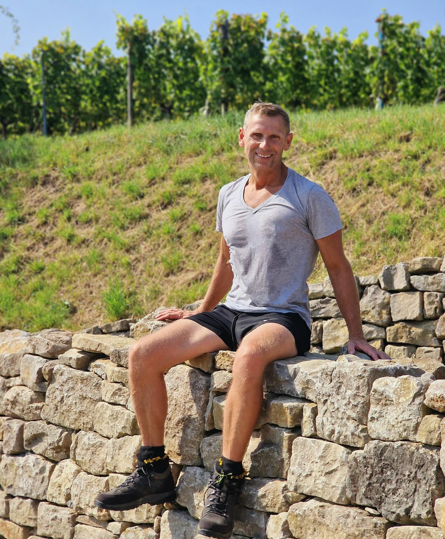 Manchmal sind es die Steine, die Geschichten erzählen.
100 Meter lose gesetzte Trockenmauer – Stein für Stein von mir aufgebaut.
Ohne Mörtel, dafür mit Herz, Schweiß und einer großen Portion Respekt vor der Natur.
Jetzt entsteht hier eine Plattform mit Blick direkt auf den Schwanberg – ein Ort zum Staunen, Genießen und zum Schutz vieler kleiner Bewohner.
Mein persönliches Highlight auf meinem Weinberg.
#Trockenmauer #Weinberg #Weinliebe #Schwanberg #Naturschutz #Handarbeit #Frankenwein #Weinbau #SteinFürStein #NaturPur #Landschaftspflege #MeinWeinberg #Winzerleben #Weingenuss #gay #hobby #Muskel #Vogelschutz #Biodiversität #Steinmauer #WeinregionFranken #TraditionUndHandwerk