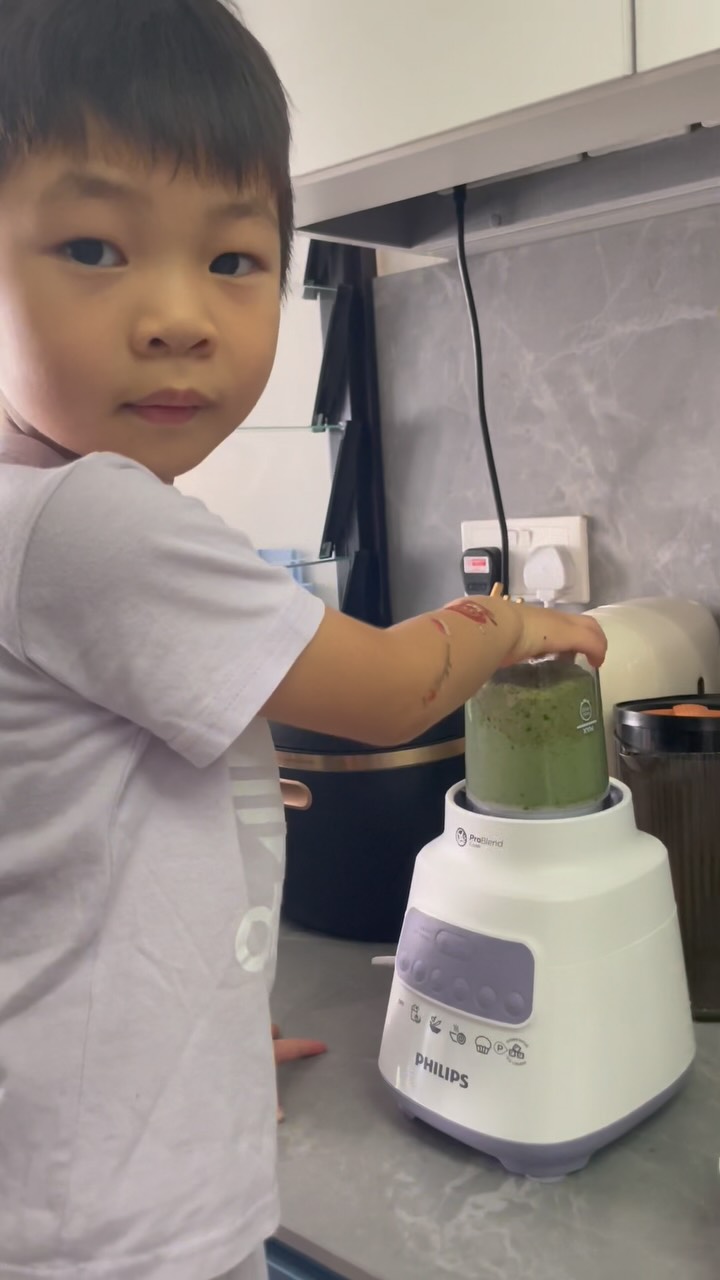 From farm to table.
Did you know basil can also be taken to help increase milk supply? One of the many recipes I love doing with the kids is Pesto.
Taking all the ingredients and blending them together makes for a simple bonding task you can do with your child and at the same time creating nutritious food for not only them but yourself as well.
Ingredients:
2 garlic cloves
2 tablespoons of lemon
100g almond (helps with milk supply too ❤️)
2 cups fresh sweet basil
1/4 cup parmesan cheese
1/4 cup olive oil
Salt and pepper to taste
Blend them all together till creamy
#sweetbasil #basil #pesto #lactation #breastfeeding