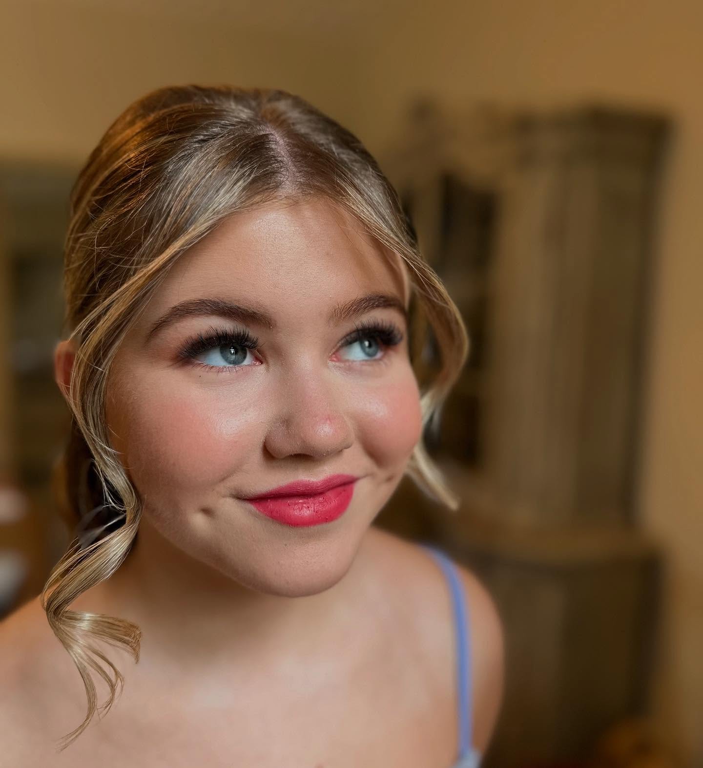 Those dimples! 💓
Bridesmaids makeup using @narsissist tinted moisturiser. One of my staples for the young and more mature. Has so many good ingredients in it too as well as SPF ☀️
Hair by the talented @milenapui.stylestudio
Thank you @sfbeautystudio1 for having me on this beautiful wedding with you! 🧡
#westsussexmakeupartist #bridalhairandmakeupartist #bridalmakeup #westsussexbrides
