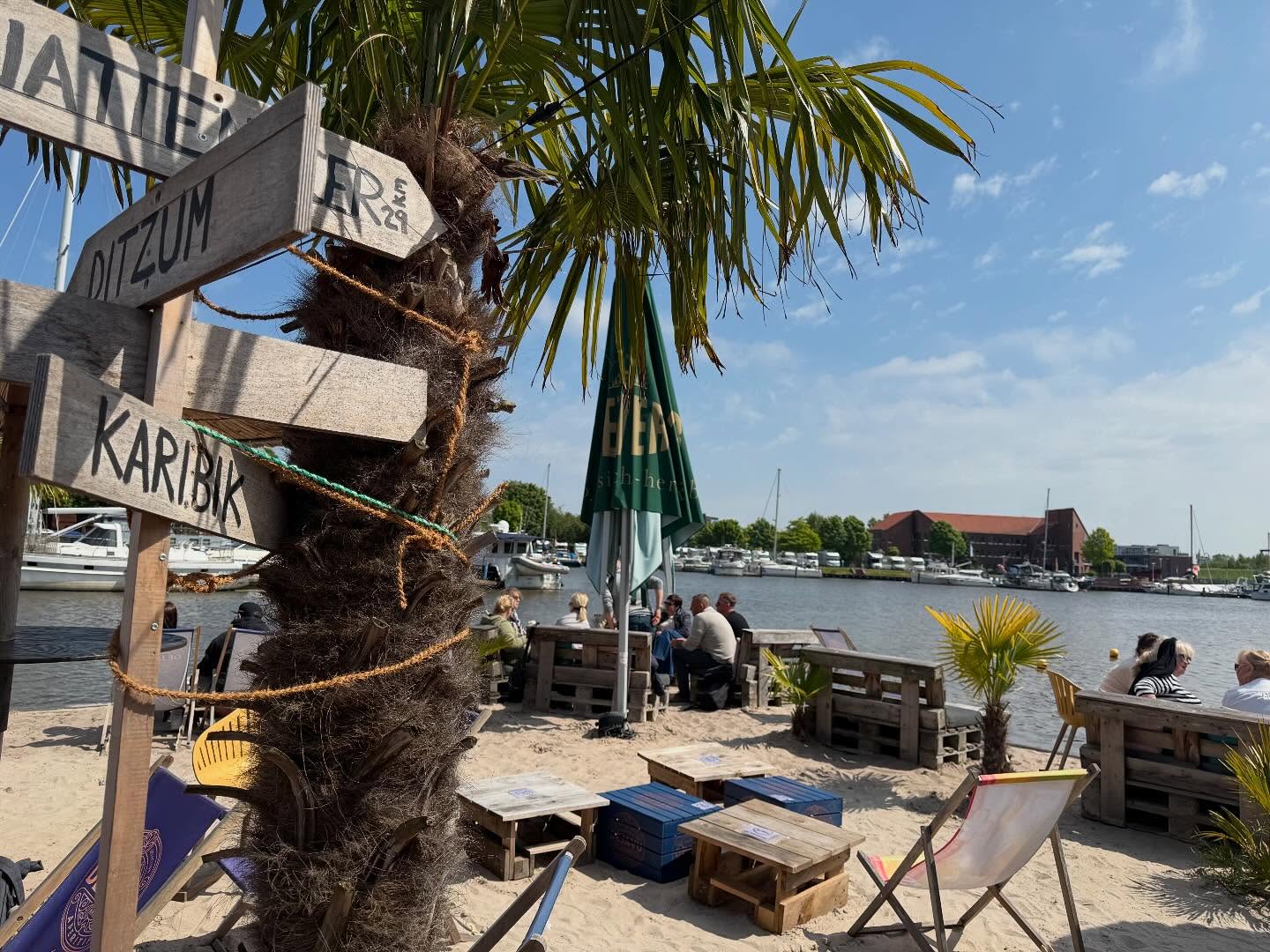 ☀️ Sonnenstunden in Emden - wir machen euch den Sommer richtig heiß! 🔥🌊
Ab 12 Uhr startet wir den Tag am Delftstrand: 30+ Grad, Sonne satt, Sand zwischen den Zehen und eiskalte Drinks in der Hand. 🏖️😎 Hier gibt’s Urlaubsfeeling mitten in der City! Perfekt, um mit Freunden zu chillen, Musik zu hören und einfach das Leben zu feiern.
Und weil wir wissen, dass so ein Sommertag nicht einfach enden darf, geht’s ab 17 Uhr weiter ins Mojito Emden. 🍹 Dort gibt’s die Caipi Happy Hour, unseren Cocktail der Woche und den besten Platz, um den Sonnenuntergang zu genießen oder gleich nahtlos in eine lange Sommernacht zu starten. ✨
Also: Sonnenbrille einpacken, Freunde schnappen, Durst mitbringen, wir liefern die besten vibes und den Rest. 🌴💦
#delftstrandemden #mojitoemden #30grad #beachvibes #happyhourmood #VonStrandZurBar #SommernachtEmden #SundownerGoals