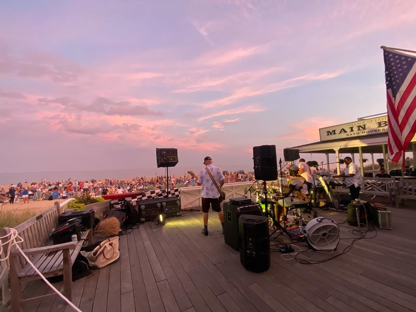 Golden hour on Tuesday nights 🎶
Come listen to music and have a glass of rosé (or two) 😉