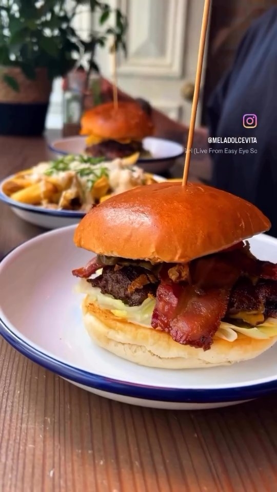 Smash or pass? Nou een absolute smash hoor! 👀 Na een dagje shoppen in Maastricht zijn we een hapje gaan eten bij @pattynbun_burgers 🍔
Hier hadden we heerlijke smashed burgers met truffel frietjes besteld. De BBQ backyard burger voor mij en een mexicaanse smashed burger voor vriendlief. Dat ging er wel in na het shoppen 😂
📍 Sint Pieterstraat 50a, Maastricht
#pattynbun_burgers #maastrichtfood #foodieNL
#hotspotmaastricht #burgerlover #tiktokburger
#limburgeats #burgerspot #eteninmaastricht
#maastrichtcity #foodtoknl #aachen #liege #limburg #maasmechelen