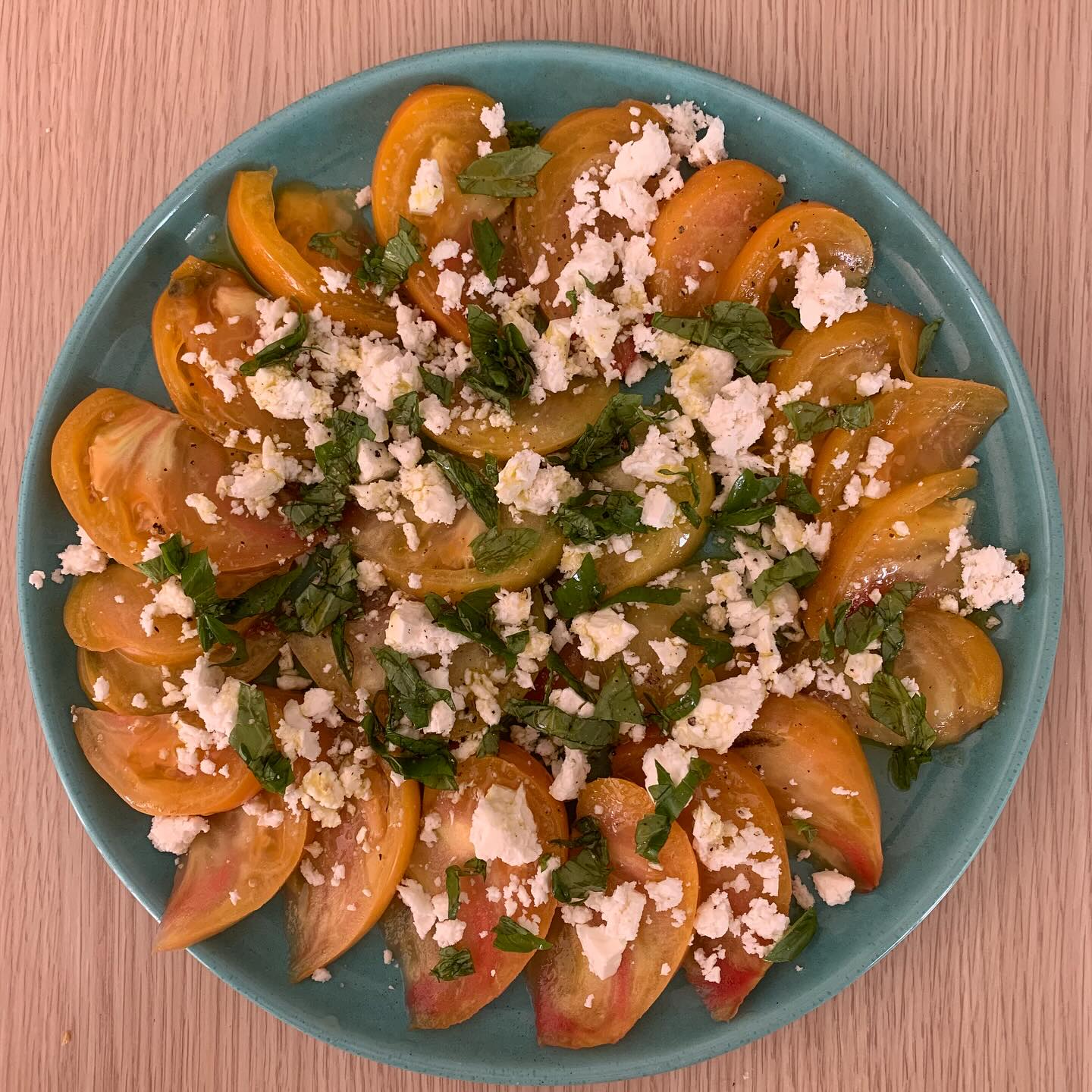 MIAM le carpaccio de tomates jaunes avec basilic frais, féta, huile d'olive du Sud, et du sel non raffiné... Le tout présenté sur un plat hérité de feu ma grand-mère 🥰🥰 .
.
#BonAppetit !
.
+ de 170 recettes et astuces sur
www.delicieuxsanssucre.com
Ou lien cliquable dans ma bio @delicieuxsanssucre
.
⚠️ Allez faire un tour sur la page du magnifique 🍀programme TAPAS🍀que je vous ai concocté, pour trouver l'alimentation qui vous conviendra à VOUS 🎯... Lien en bio...
>>Commentez YES et je vous envoie une surprise 😄😄
.
.
.
#Transformezvotrealimentation #alimentationIntuitive
#MangerMieux #MieuxManger #Alimentation #AlimentationSaine #Flexitarien #FaitMaison #DansMonAssiette #MangerSain #MangerSainement #cestropbon #EquilibreAlimentaire #ReequilibrageAlimentaire #DelicieuxSansSucre #IgBas #IndexGlycemiqueBas #RegimeIgBas #miam #miamMiam #VraimentSain #SansGluten #gourmand #Bio
#LegumesDeSaison