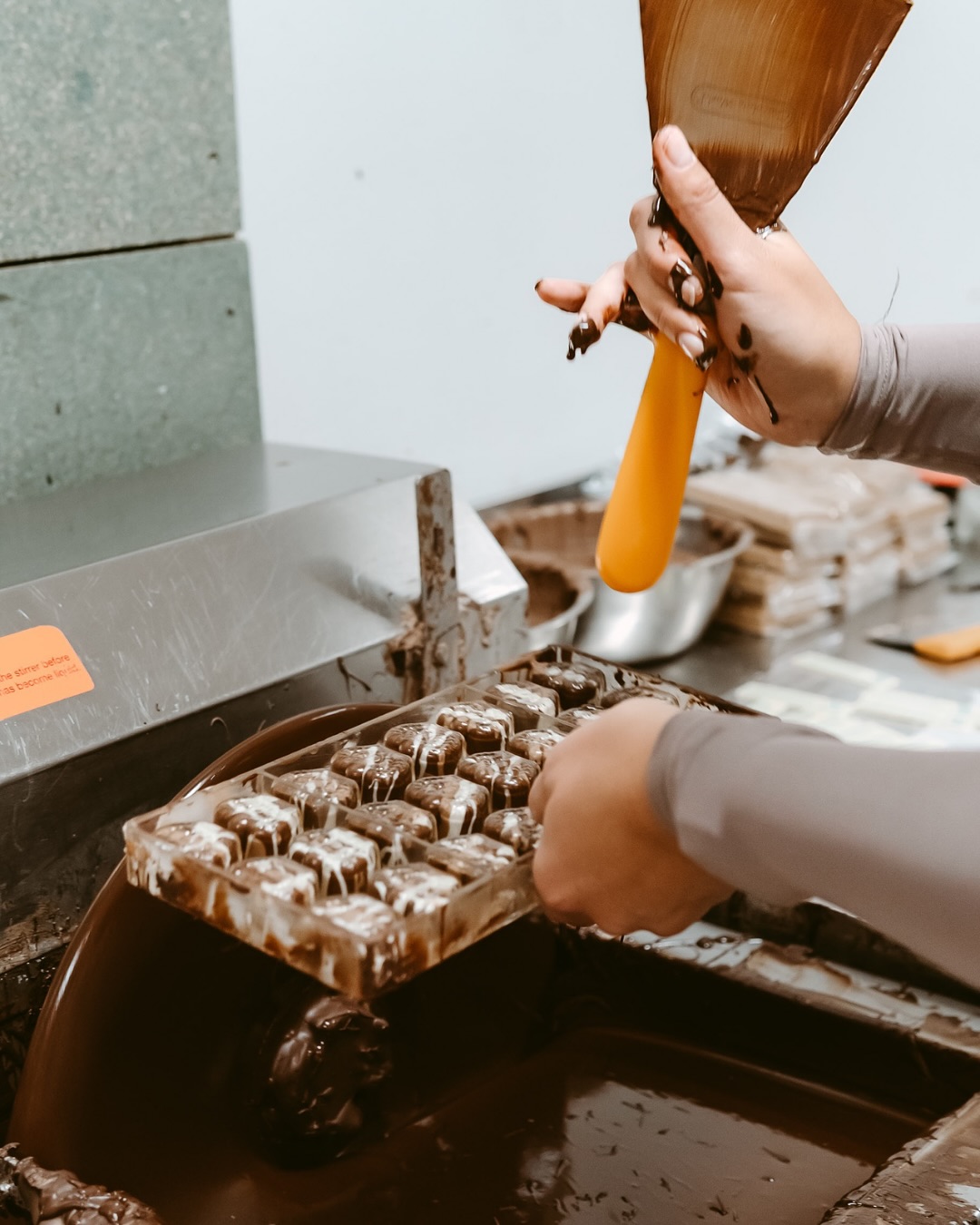 Een vrijgezellenfeestje met een zoete nasmaak 🍫🤎✨
Smeltende chocolade, lachende gezichten en handen die vol liefde bonbons maken. Wat wil je nog meer?
Deze workshop was onwijs leuk én lekker (er staat namelijk overal chocolade om te snoepen 😋).
Mocht je nog iets leuks zoeken om te doen: dikke aanrader!
En het is helemaal feest als je er ook nog mooie foto’s van overhoudt, toch? 🤗
@olalachocoladordrecht