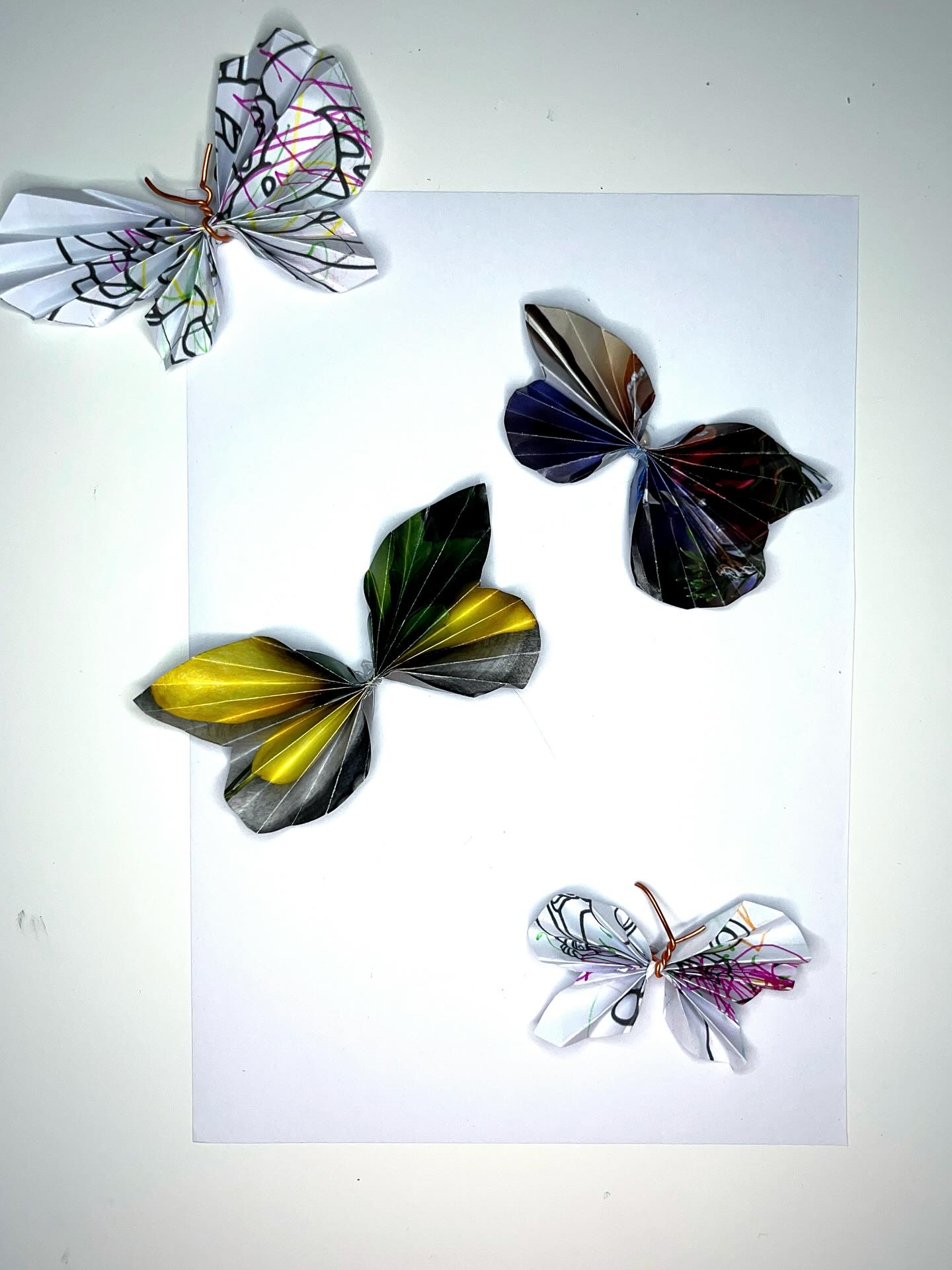 🇬🇧 Paper Butterflies 🦋
Got old drawings, or magazines ready for the bin?
Turn them into pretty butterflies with the kids — an easy, fun, and eco-friendly craft ♻️✨
Materials:
- Old papers or magazines
- Butterfly pattern (download on my website – link in bio)
- Nylon thread or wire
- White paper
- Glue (here: hot glue gun @cleopatre_collesetcouleurs )
Step-by-step :
1. Print and cut out the template
2. Trace it onto different recycled papers
3. Fold into an accordion shape
4. Attach the center with thread or wire
5. Open the accordion on each side to form the wings
6. Leave them as they are or glue them onto a paper for unique art craft
A simple, quick, and 100% upcycled DIY ♻️!
👉 Have you ever tried this technique?
———
🇫🇷Les papillons en papier 🦋
Tu as des vieux gribouillages, des dessins oubliés ou des magazines prêts pour la poubelle ?
Transforme-les en jolis papillons avec les enfants, en mode récup’ facile et ludique ♻️✨
Matériel :
- Vieux papiers ou magazines
- Patron papillon (à télécharger sur mon site – lien en bio)
- Fil nylon ou fil de fer
- Feuille blanche
- Colle (ici pistolet à colle chaude @cleopatre_collesetcouleurs )
Réalisation :
1. Imprime et découpe le patron
2. Reporte-le sur différents papiers à recycler
3. Plie en accordéon
4. Attache le centre avec du fil
5. Déplie chaque côté pour former les ailes
6. Laisse-les tels quels ou colle-les sur une feuille pour une déco unique
Un DIY simple, rapide et 100% récup’ ♻️!
👉Et toi, tu as déjà essayé cette technique ?
———
#defidesmainscreatives #funbudgetplay #papercraft #upcyclingcrafts #recyclagecreatif #savecraftplay #butterflycrafts #sommarpyssel #pysselförbarn