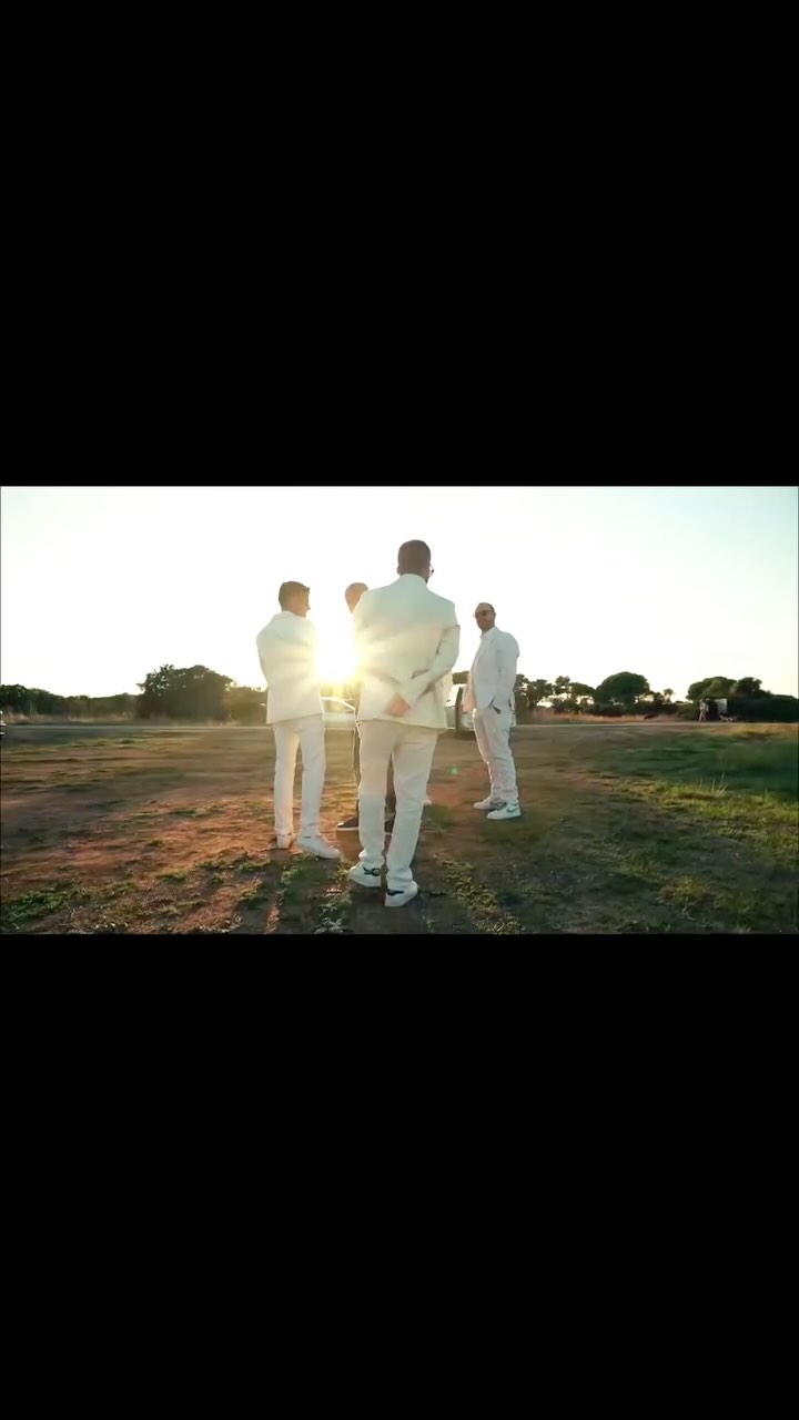 Music in motion - Elevating every moment 🎶
•
#luxuryevents #thestrikes #wearethestrikes #strollingband #roamingband #doublebass #contrabass #guitar #saxophone #drums #gypsykings #weddingband #corporateevents #partyband