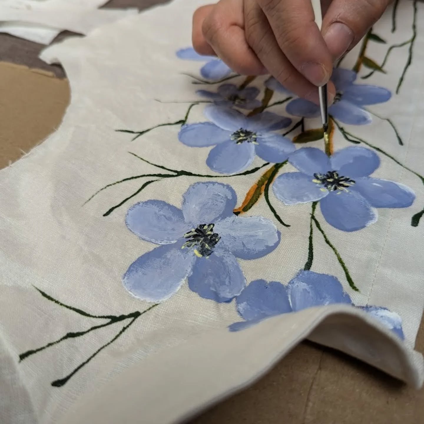 Un trazo no es solo color: es tiempo, oficio y memoria. Cada pieza pintada a mano es única; no repetimos idénticamente un motivo.
Telas que cuidan el medio ambiente, acabado artesanal y una promesa: lujo que perdura.
#HandPainted #ArtToWear #SensorialCollection #EveValverde #ConsciousLuxury #NatureInspiredDesign