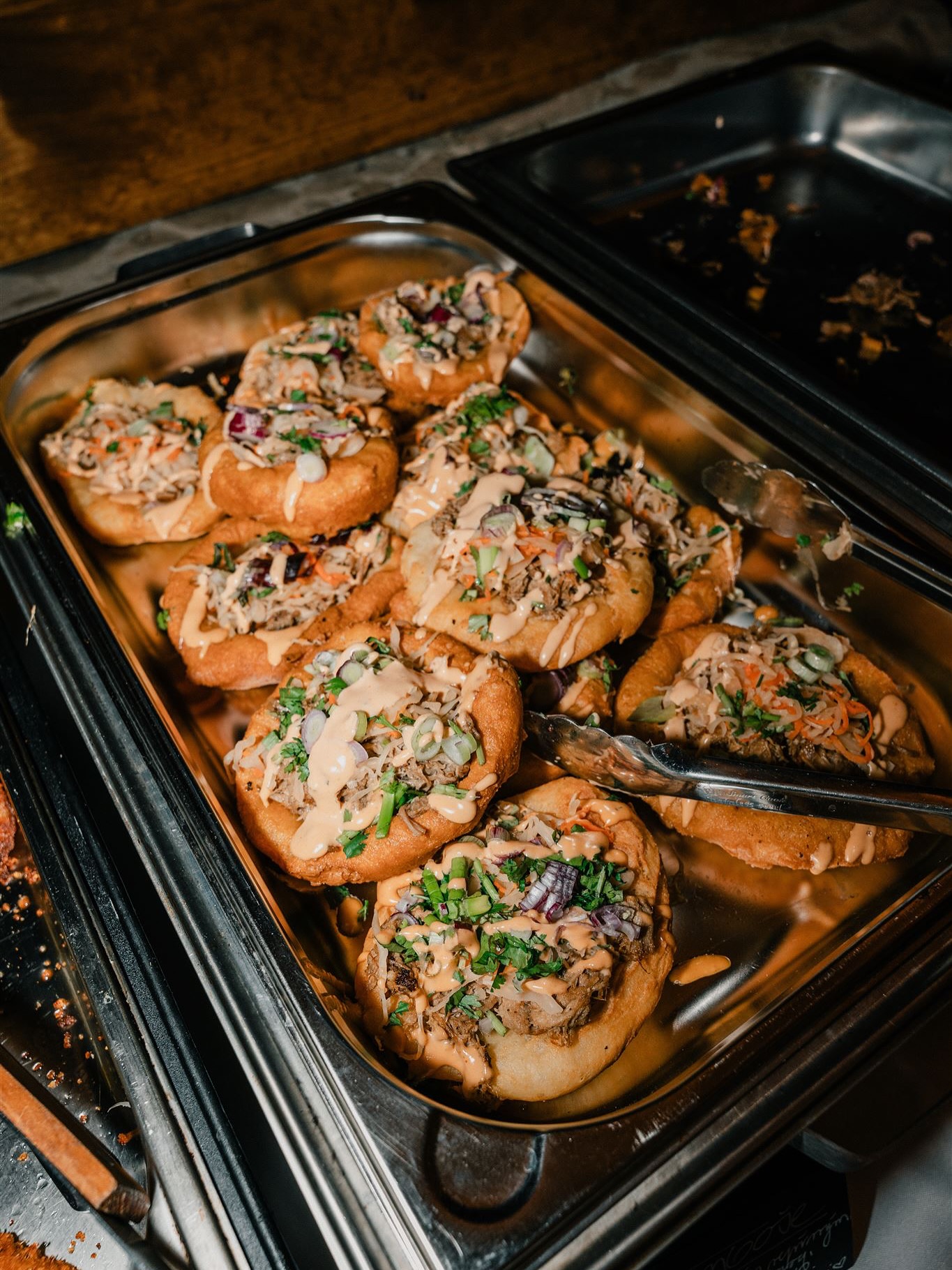 To, že si dáte na svatbě pořádný hambáč už je dnes vcelku běžný.. Ale už jste si na svatbě dali někdy langoš? 👀
My je děláme ve dvou variantách - s trhaným vepřovým, kimchi a sriracha mayo 🔥 nebo jemnější verzi s trhaným, brynzou a smaženou cibulkou 😋
Ať vyberete jakýkoliv, garantujeme vám, že se po nich zapráší 💨
Za nádherné fotky moc děkujeme @jakubmachala 🫶🏼