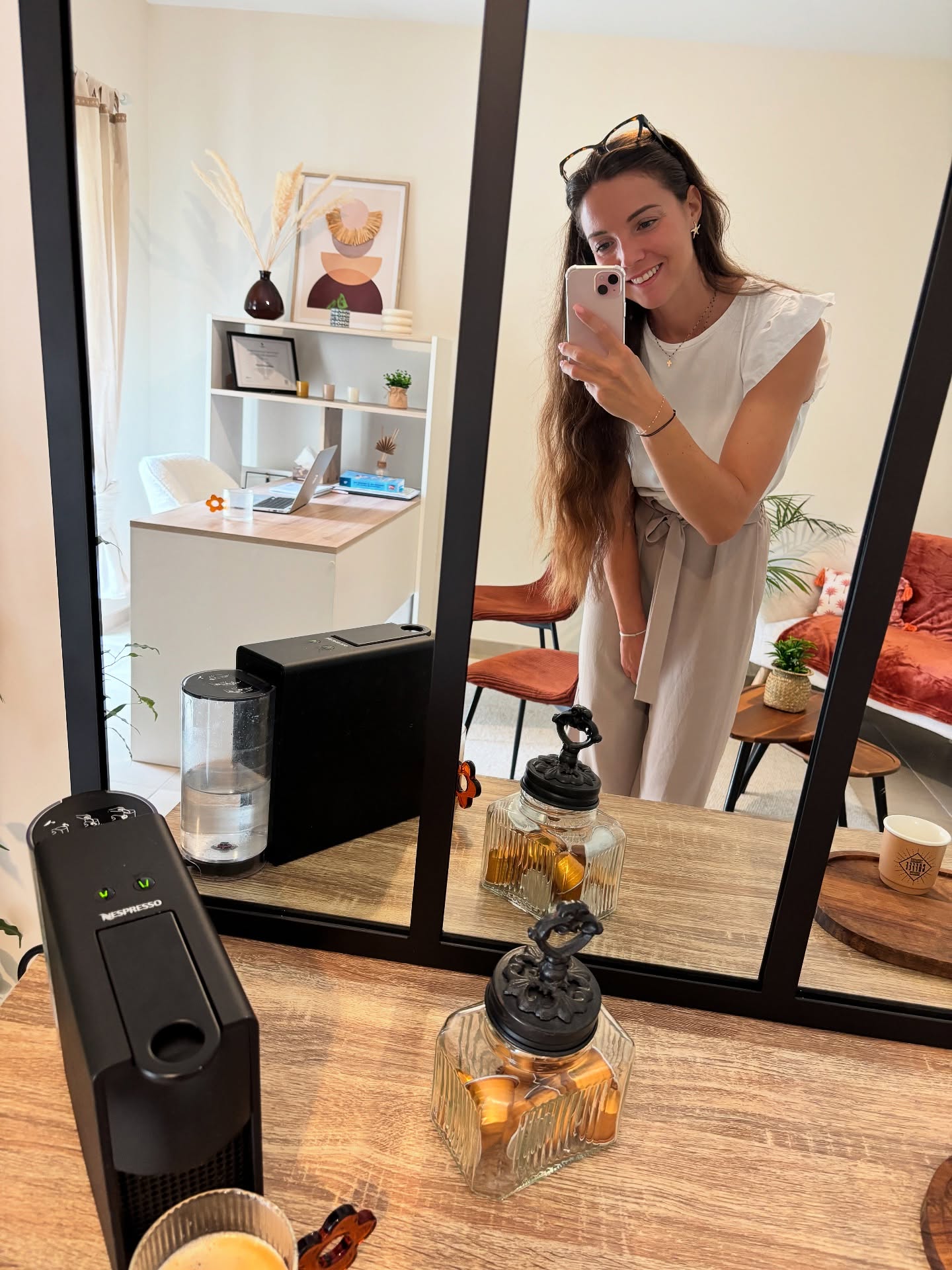 Ce que tu devrais savoir sur moi… et ce qui me donne de l’énergie chaque jour ✨
Faire du sport.
Je fais 3 à 4 séances de CrossFit par semaine et j’adore l’haltérophilie 🏋️♀️
J’aime la technique et la beauté d’un mouvement bien exécuté (et les courbatures 😅)
M’entourer de personnes positives, vraies, humaines, qui me tirent vers le haut 🤍
Avoir une bonne hygiène de vie : bien manger, dormir suffisamment, prendre du temps pour lire 📖, me balader 🌸, méditer🧘🏻♀️, ne rien faire ✨
Et puis… mon travail.
Oui, il me donne de l’énergie.
Parce que j’aime ce que je fais.
Parce que voir quelqu’un repartir avec une prise de conscience, un déclic, ou simplement un sourire… ça nourrit mon âme ✨
Et vous ?
Qu’est-ce qui vous donne de l’énergie au quotidien ? ☀️
📍2 bis rue de Bourlion
16160 Gond Pontouvre
#prepa #prepamental #objectif #energie #mindset #bienêtre #mentalhealth #angouleme #charente