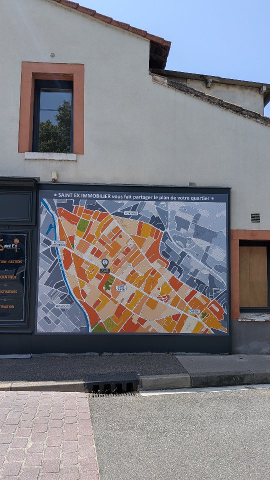 ✨ Projet Fresque : clap de fin 🎬
La carte géante du quartier Saint Exupéry, à Toulouse décore désormais le mur de l'agence St Ex Immobilier !!
🩵 Un grand merci à eux pour leur confiance 🙏
💚 Merci aussi à @enseignescop et Signae pour leur collaboration et la qualité de leur travail (rendu impression/collage au top 👍)
Plusieurs semaines de travail résumées sur ce reel, pour un projet que j'ai adoré 😁
Passez voir la fresque au 99 rue Saint Exupéry, et dites- moi ce que vous en pensez !
#toulousemaville #fresquemurale #streetart #toulouse #toulouseactu #toulousefr #plandeville #illustratricetoulousaine #creatricetoulousaine #affichageurbain #decorationinterieur #partenariatprofessionnel #agenceimmobiliere #hotelsandresorts #associationquartier #viedequartier #quartiersaintexupery