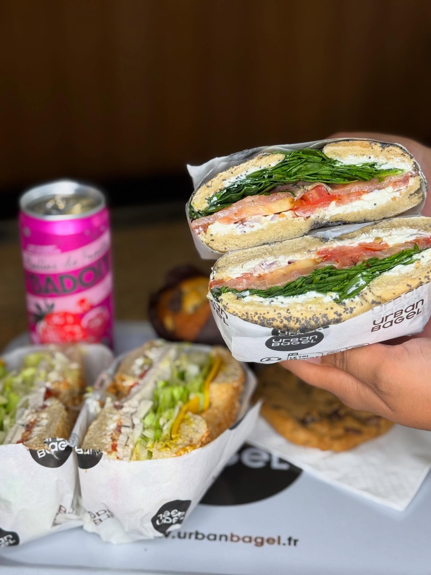 Le combo parfait : deux bagels bien garnis, une boisson bien fraîche… et votre pause gourmande est prête. 🥯🥤✨