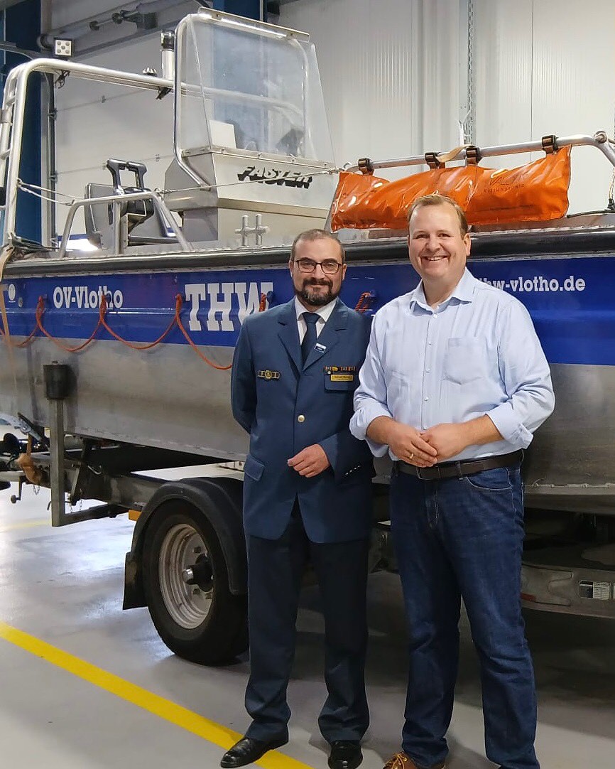 💙 Zu Besuch beim @thw.vlotho
Vergangene Woche hatte ich die Gelegenheit zum persönlichen Gespräch mit Andreas Bartels, dem Ortsbeauftragten des THW Vlotho. 🤝
Dabei haben wir uns über die Herausforderungen und Chance unterhalten, vor denen das THW vor Ort steht.
🙏🏻 Ich bin den Kameradinnen und Kameraden im THW sehr dankbar für ihre Arbeit, die dazu beiträgt, dass wir alle sicherer leben können!
Mit ihrer technischen Ausstattung ist unser Ortsverband bestens aufgestellt und auch personell kann sich der THW Ortsverband Vlotho sehen lassen. Besonders die Fachgruppe Wassergefahren macht unseren Ortsverband zu etwas besonderem innerhalb der 668 Ortsverbände bundesweit - eine solche Gruppe haben nicht viele. ⚓️
Egal ob als Reserveoffizier, und damit auch Uniformträger, Vlothoer Bürger oder Kommunalpolitiker: Ich stehe fest an der Seite der Blaulicht-Familie und aller, die sich für unser Gemeinwohl einsetzten. Danke für Euren Dienst! 🫡
#thw #imgespräch #austausch #vlotho #florianfürvlotho #sicherheitmussselbstverständlichsein #kommubalwahl #blaulichfamilie #sicherheit #dankefüreurendienst