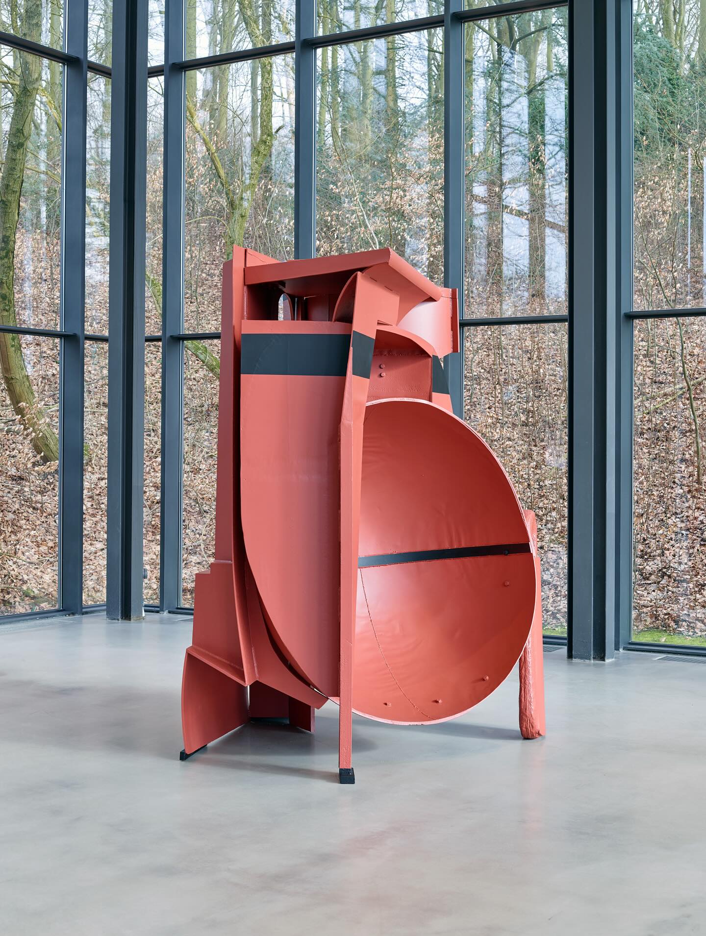 Black Russian, 1984-1985, Steel, painted red and black, 233.5 x 162.5 x 175 cm
đ·Michael Richter. Courtesy Skulpturenpark Waldfrieden
#anthonycaro #caro #sculpture #skulpturenparkwaldfrieden #wuppertal