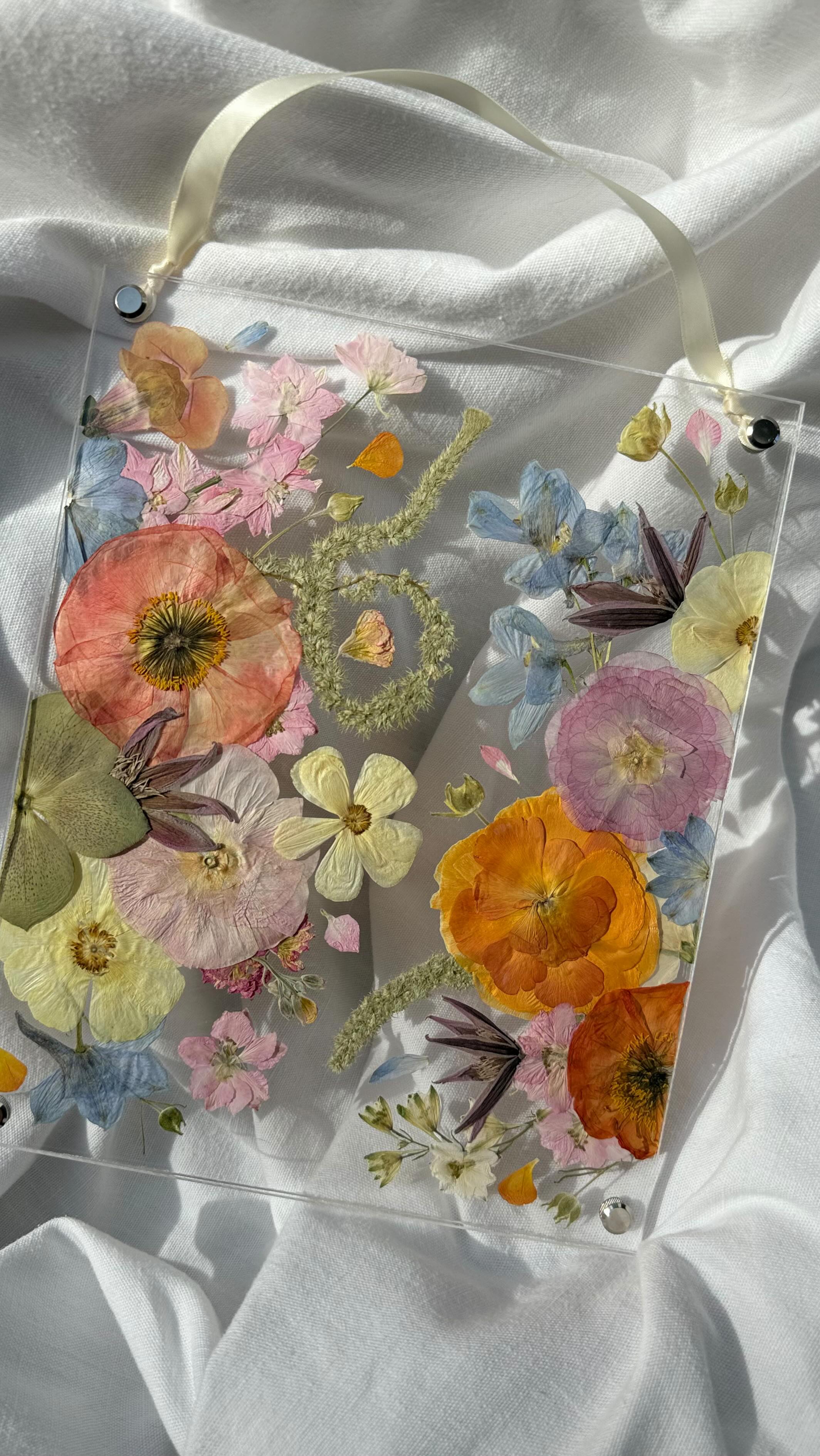 Would you believe this frame is just 8x10 inches? So much color and texture shines in my Frameless design for Melanie. 🍑🌸🌟🐛🦋
The Frameless
Size / 8x10 inches
Layout / Abstract
Bouquet by @firesidefarmnc
#pressedweddingflowers #pressedflowers #floralpreservation