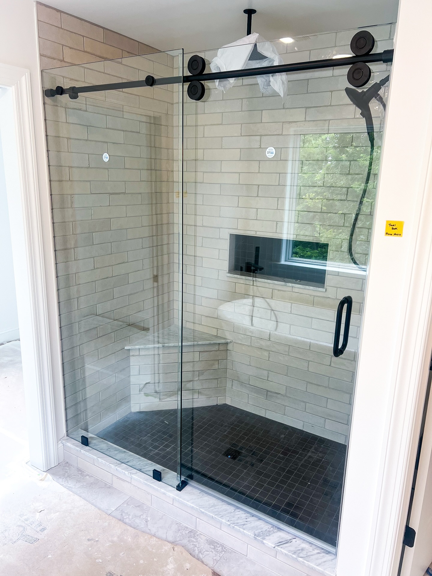 Swipe: closed ➝ open. Matte-black slider, custom glass, tight fit all around
.
.
.
.
.
#homedesign #homereno #bathroomdesign #showerdesign #showerdoors #glassshower #customshower #customglass #matteblackbathroom #barndoor