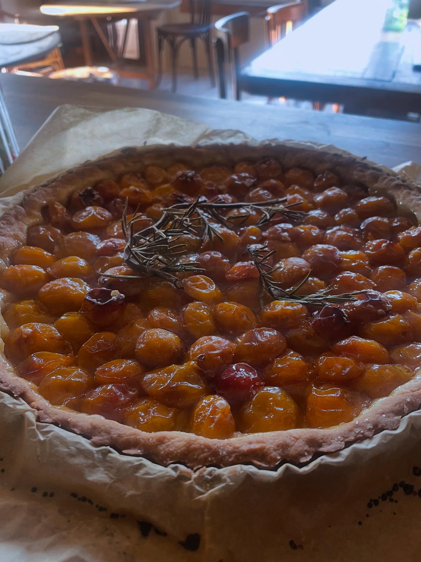 Quoi de mieux que l’odeur de cette tarte maison qui sort du four. Cette délicieuse pâte sablée avec les mirabelles du jardin et quelques branches de romarin : un délice !
#tartemaison #mirabelle #faitmaisonpatisserie #normandie #maisondhotes #instafood