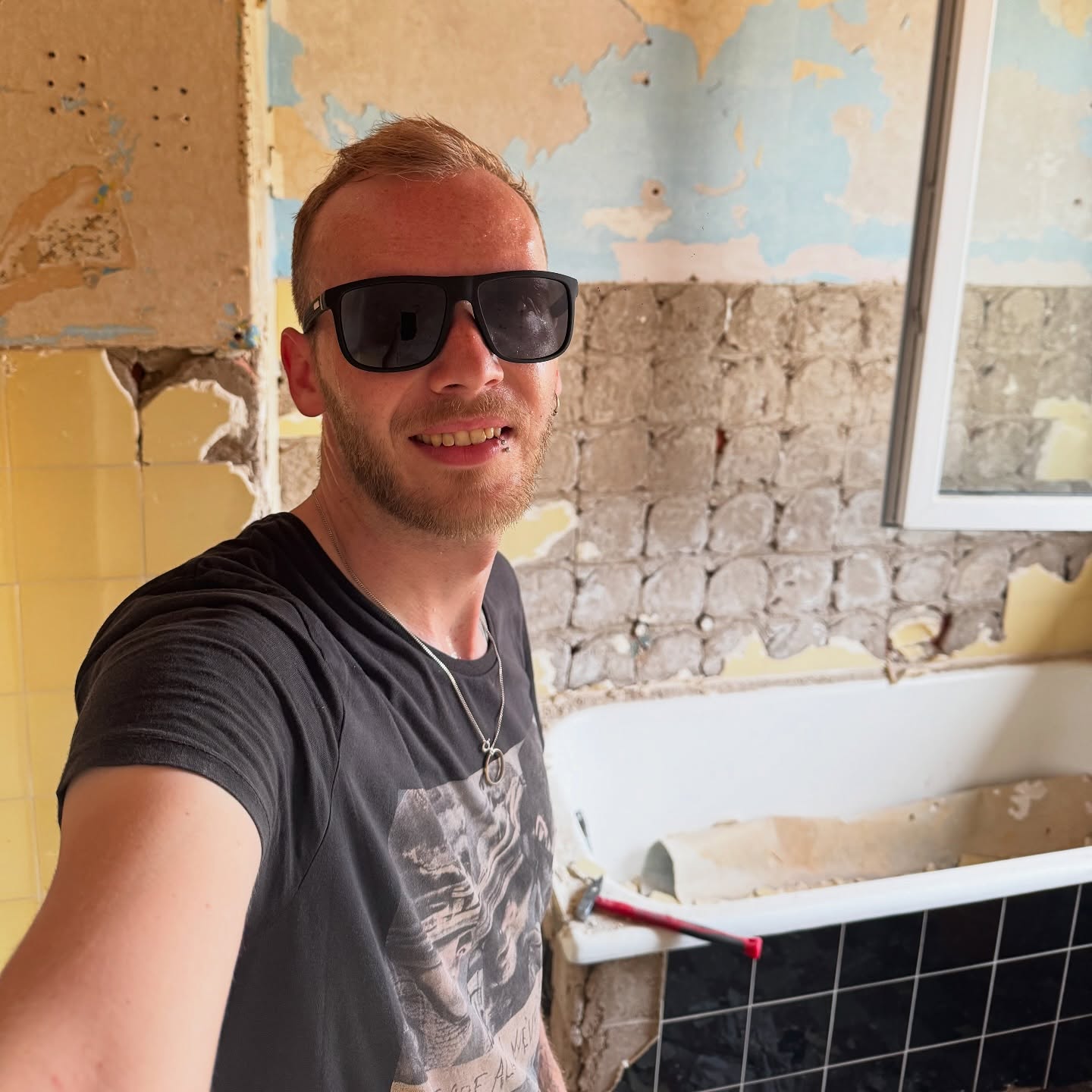 Lebenszeichen!
Ja ich bin noch…
Die letzten Wochen waren geprägt von den schönsten Momenten und schwierigsten downs, manchmal sogar erschreckend nah beieinander.
Doch es ist weiterhin Zeit für Veränderungen…
Neuer Job, Neue Wohnung und das kurz vorm neuen Lebensjahr. Die kommenden Monate werden anders, aber ich bin guter Dinge, diese neuen Chancen werden mir neue Möglichkeiten schaffen. Und das sehe ich jetzt einfach mal als was positives.
1- heute hab ich die Sanierung der neuen Wohnung so richtig gestartet 💪🏻
2- Daily Stress face nach einer wunderbaren Veranstaltung mit etwas Pfand im Gepäck 🙈
3- völlig ermüdetes ich am Ende des Schützenfest. (Ja ich liebe unser Schützenfest sehr, hier finde ich im Verein halt und meinen Ausgleich)
4- ein emotionaler Moment für mich. Ich bekam den Orden für besondere Verdienste. 💪🏻 freue mich über solche Gesten einfach dolle ☺️
5- ich sitze definitiv aktuell viel zu oft im Auto 😩
6- Mal wieder ein neues tattoo von @missmortistattoo die Session habe ich dann kurzer Hand gestreamt. Wird definitiv wiederholt 😅🙈 #tattoosuchtunlocked
7- ein gym mit healthy fast food? Jep in Köln gibts sowas tatsächlich, musste ich natürlich testen und habs für fantastisch erklärt. Danke @lefloid und @lightweightlena für den Tipp.
8- ausgepowert aus dem gym kommen tut mir nicht nur körperlich gut sondern ist Vorallem mental aktuell mein Schlüssel
9- die streams sind einfach immer wie ein Abend mit guten Freunden. Und es geht auf twitch nun wieder weiter. Aktuell Vorallem mit renovierungs- streams 😅
10- Problemchen werden angepackt. Meine Zahnarztphobie kickt, bekommt aber keine Chance. Wie gesagt time for changes
11- Friese sitzt wieder. Auch fürs Selbstwertgefühl immer ein Schlüssel. 😅
Was macht ihr um euch selbst was Gutes zu tun?