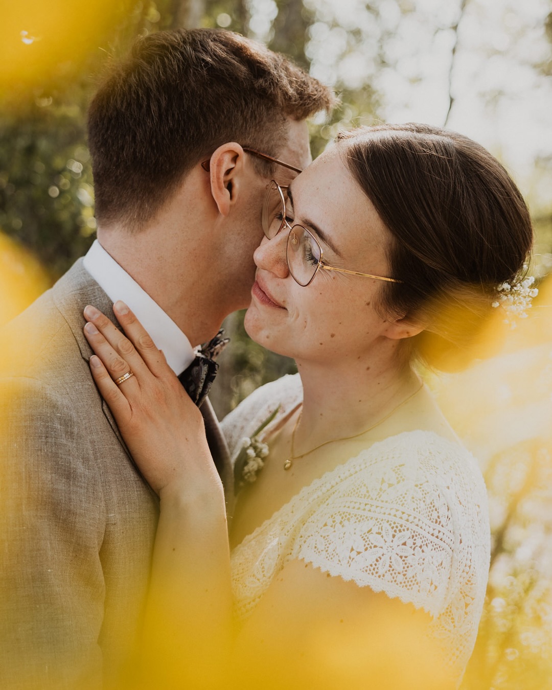 Den första riktigt ordentliga sommardagen gifte sig Sofia och Jonatan. Vi fotade på blommande ängar med utsikt över fjäll och sjö, precis en sån plats de hade önskat sig! En fin dag som kändes lugn och harmonisk och fylld med kärlek 🥰
Några tips för hur ni kan känna ett extra lugn och vara i nuet på bröllopsdagen:
↠ Planera så mycket ni kan fram till dagen innan, sen släpper ni det. Finns det någon liten detalj som inte är klar, kanske den inte är så viktig heller. Försök slappna av redan dagen innan.
↠ Börja i bra tid på morgonen. Umgås med era nära, skåla i bubbel, spela peppig musik, ät en god lunch och inte stressa iväg till nästa del av dagen.
↠ Planera in en liten stund innan vigseln då ni inte behöver göra någonting. Ofta fotar man porträtt innan och då kan man se till att vara klar med det 15-20 minuter innan vigseln så ni hinner landa.
↠ Även efter vigseln kan det vara mysigt med en kort stund bara för er själva, t ex om ni har planerat egen transport till festlokalen eller porträttfotografering med bara er två.
↠ Ha en lite längre paus under middagen då gästerna kan gå på toa, ta lite luft och ni kan ha en kort fotografering i solnedgången. Det är en såååå mysig stund, ni får stanna upp lite och känna in allting!
↠ Ta hjälp av andra under bröllopsdagen så ni inte behöver tänka på allt själva. Toastmasters/madames under middagen, anställda till servering, familj och vänner som håller koll på schemat. Försök att inte tänka på ”vad nästa steg” är, utan njut av det som händer precis just nu! 🧡
#bröllopstips #bröllopsinspo #bröllopsinspiration #tipstillbröllop #bröllop2026 #bröllopöstersund #bröllopsfotografjämtland