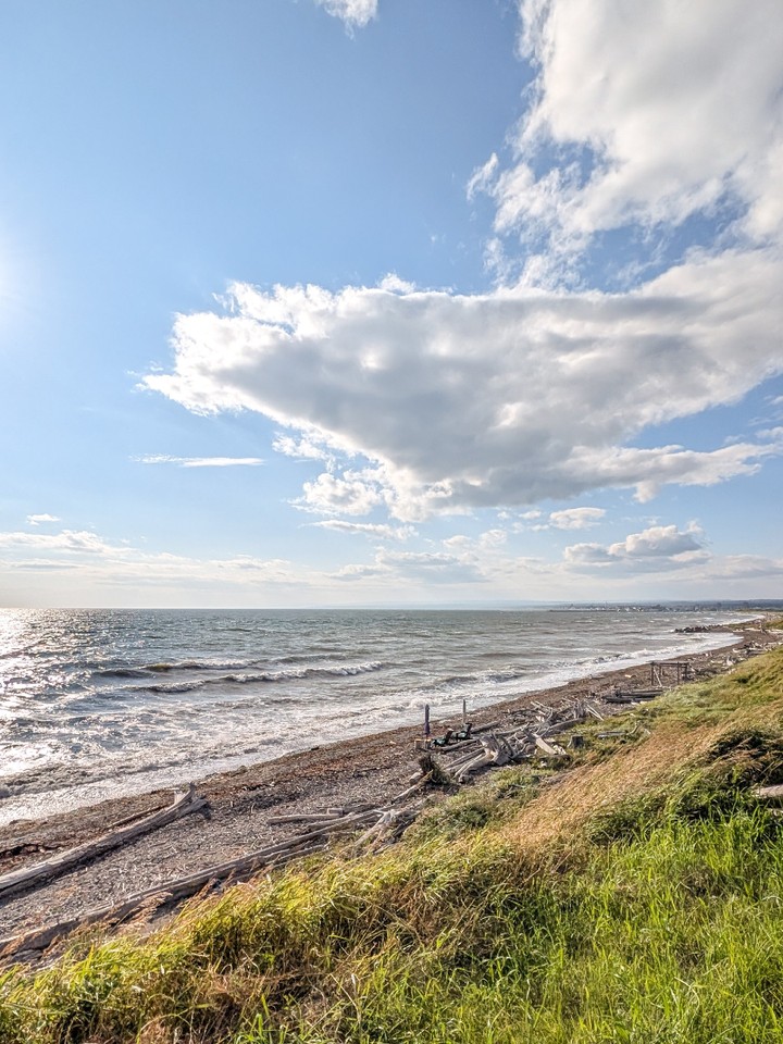 Wow. Quelles 3 semaines de vacances, ma foi, incroyables !
Première année de mon entreprise et j’ai pu prendre 3 semaines de vacances. 🍧
Des vraies vacances, dans la mesure du possible. Oui, j’ai fait les paies, oui j’ai géré deux-trois trucs qui demandaient pas trop de jus. Mais dans l’ensemble? J’ai décroché pis j’ai vraiment pu profité ! 🚤
Je me suis baignée, j’ai assisté à des shows de musique, j’ai un peu voyagé, j’ai bien mangé, j’ai dormi, j’ai ri, j'ai passé du temps avec des gens que j'aime.
Pis la dernière semaine… j’ai commencé à tourner en rond un peu. La visite était partie et j’avais coché tout ce que je voulais faire. Mon corps et ma tête avaient eu leur dose de repos. Pis là, les idées ont recommencé à popper. Les envies de créer, de structurer, de reprendre le beat, la routine.
Honnêtement? J’avais presque hâte de recommencer à travailler, jte dis ! 🤪
Je pense que c’est bon signe, hen? Je pense que je suis dans mon élément.
BREF, je suis officiellement de retour ! 💻🌼