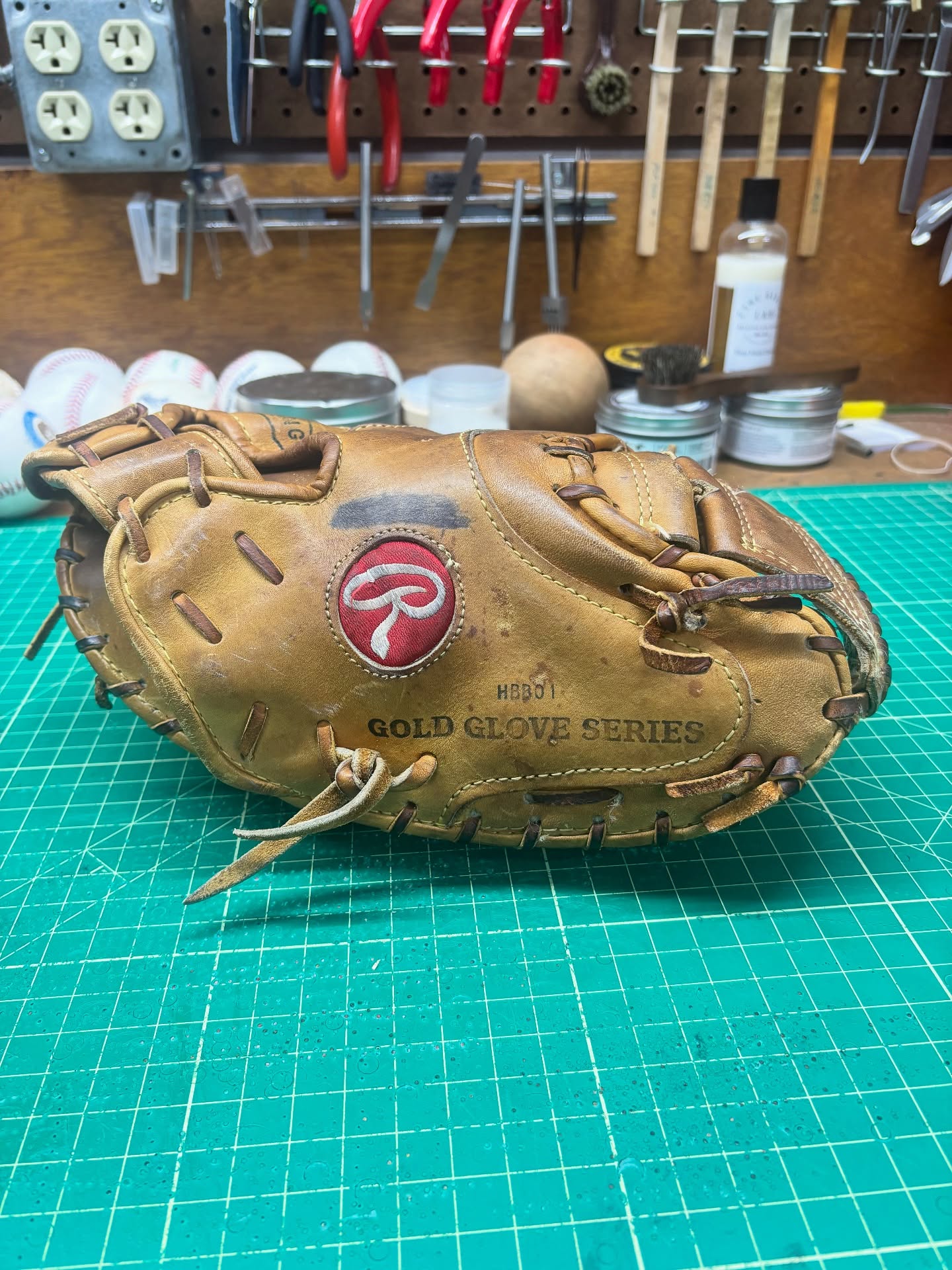 Wingtip Wednesday! Picked up this Wingtip Horween Heart of the Hide in really good shape. Padding and hand stall are exceptional. Would be nice if they brought back the wingtip design for catchers mitts.
#horween #rawlingswingtip #wingtipwednesday #ballplayersbalm #buyfastpitchgloves #flatbillbaseball #coloradoleatherbalm #relacednotreplaced #relacedontreplace #gloverelacer #makingyourglovegreatagain #staygrassy