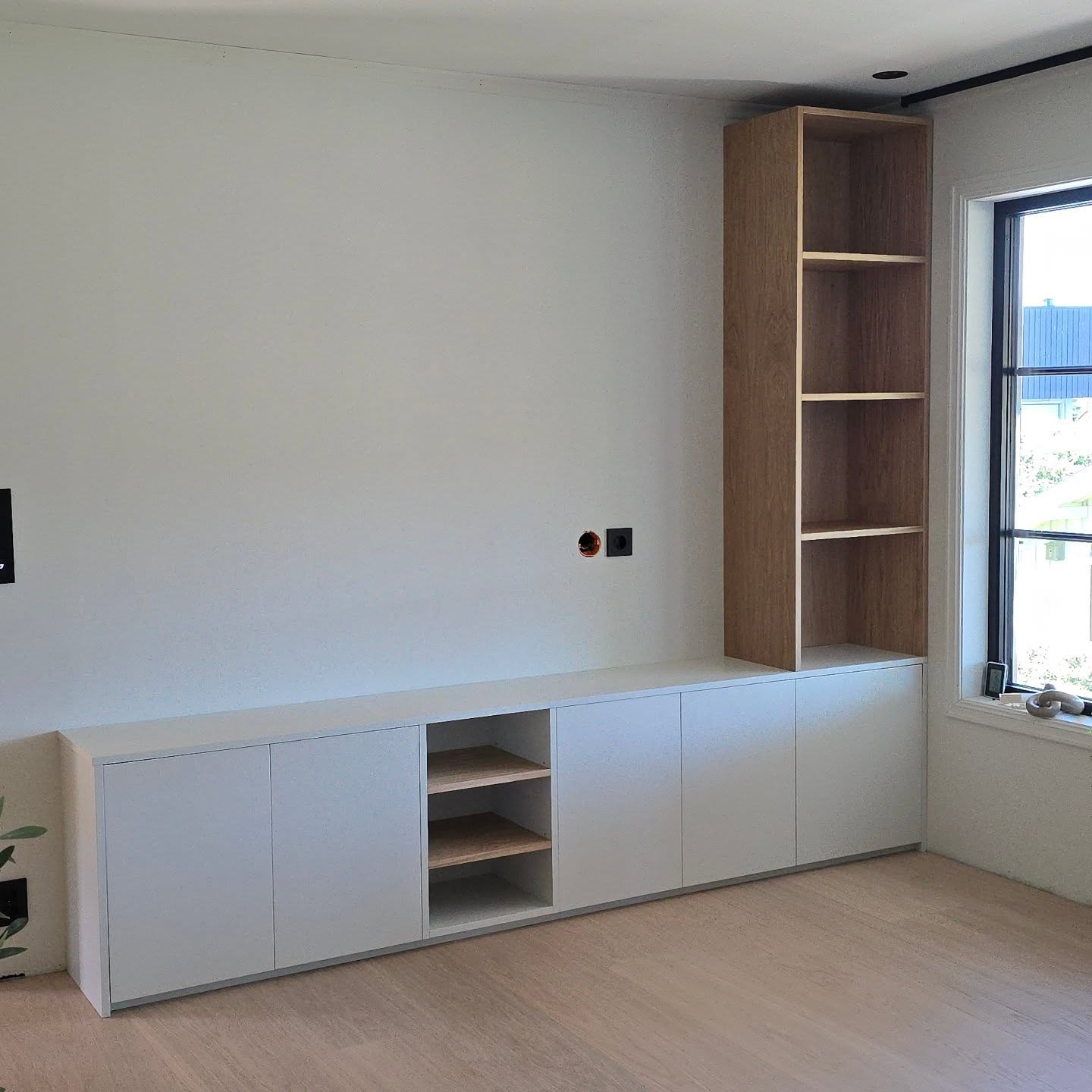 Tv benk med sidehylle laget i malt mdf og eikefiner🤩
.
.
.
.
#interiør #møbel #furniture #woodwork #livingroom #stue #innredning #nordiskehjem #custom