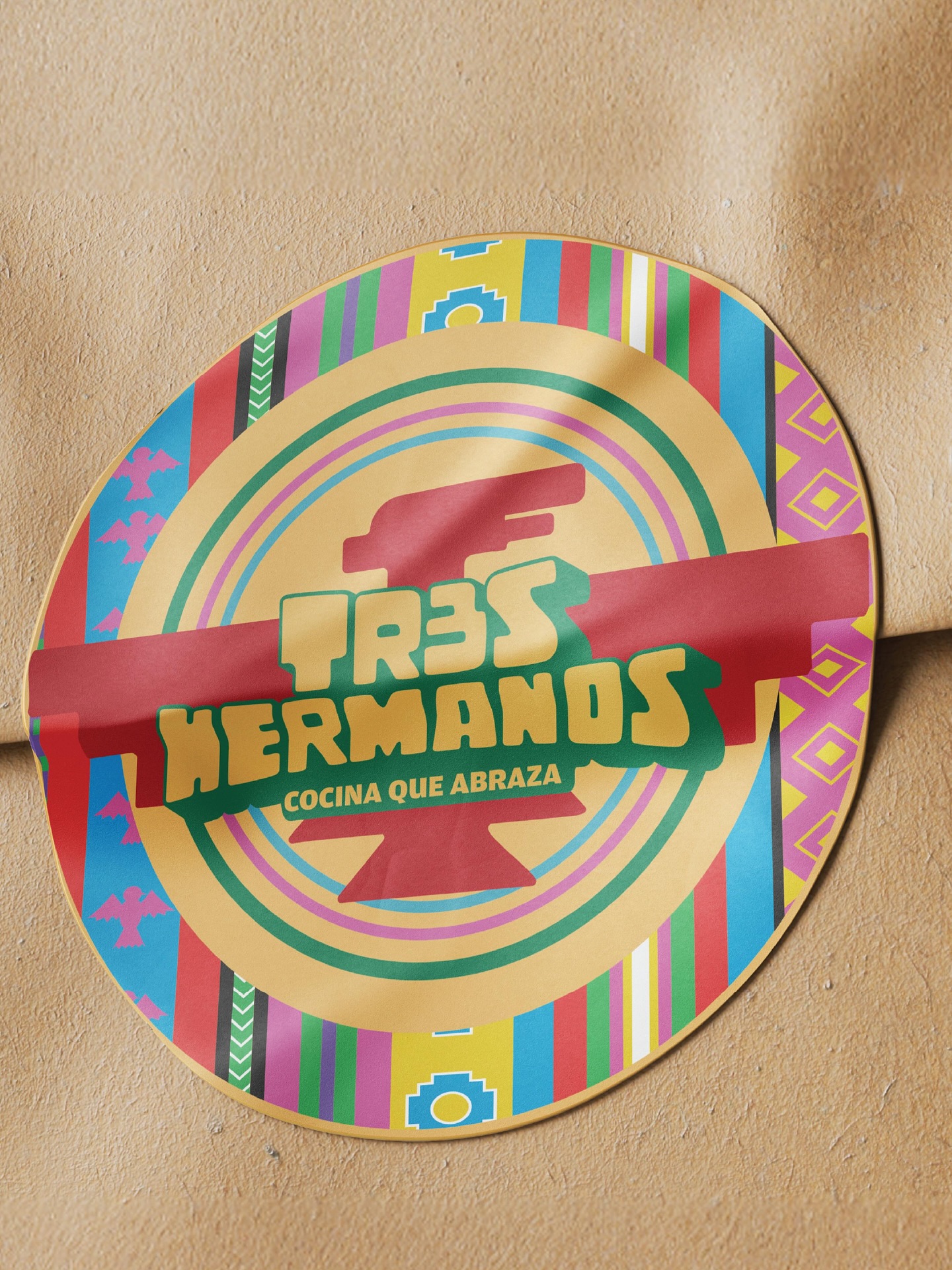 Tuvimos el gran desafío de diseñar la identidad de marca para un restaurante de comida boliviana junto a @suracifranquicias y nos enamoró su filosofía de cocinar con el alma y abrazar con cada plato 🫶🏽🇧🇴
#branding #identidadvisual #bolivia #gastronomia #identidaddemarca #logo #diseñodemarcas