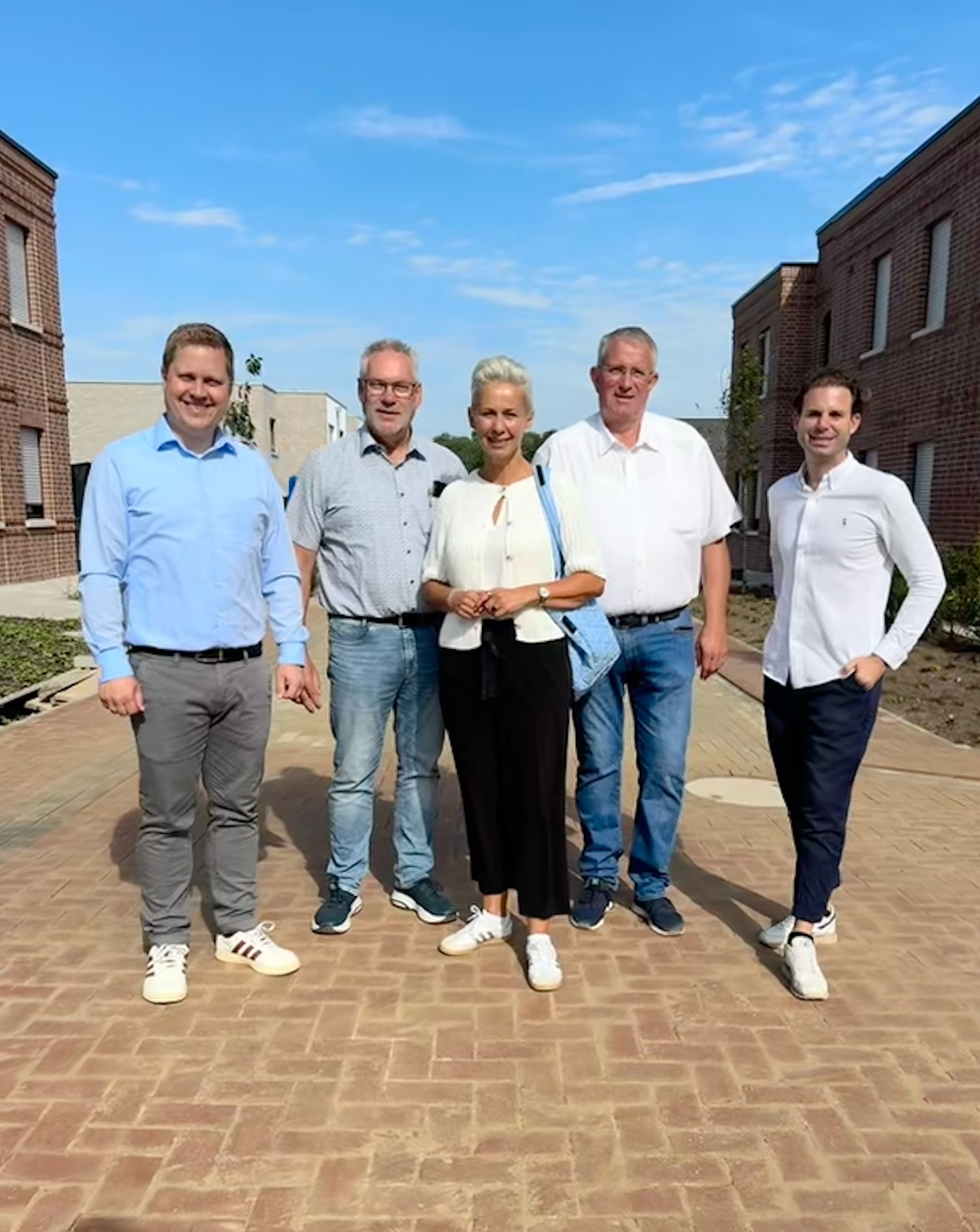 Unsere hiesige Bundestagsabgeordnete und parlamentarische Staatssekretärin @silvia_breher (CDU) besuchte gestern das CO2-neutrale Quartier in #Steinfeld 😊 Sie erhielt Einblicke in die technische Umsetzung unseres innovativen #Energiekonzeptes und machte sich ein Bild vom aktuellen Baustand. Bereits im kommenden Monat werden alle Arbeiten abgeschlossen sein! 😍 Mit ihr sprachen wir über das Bauen der #Zukunft und über den dringenden Bedarf an #Wohnraum. Vielen Dank für den Besuch!
v.l. Walter Goda (CDU Kreisgeschäftsführer), CDU-Bundestagsabgeordnete Silvia Breher und Hubert Pille (CDU Gemeindeverband Steinfeld).
________________
#steinfeld #co2 #co2neutral #steinfeldniedersachsen #niedersachsen #baustelle #neubauprojekt #neubau