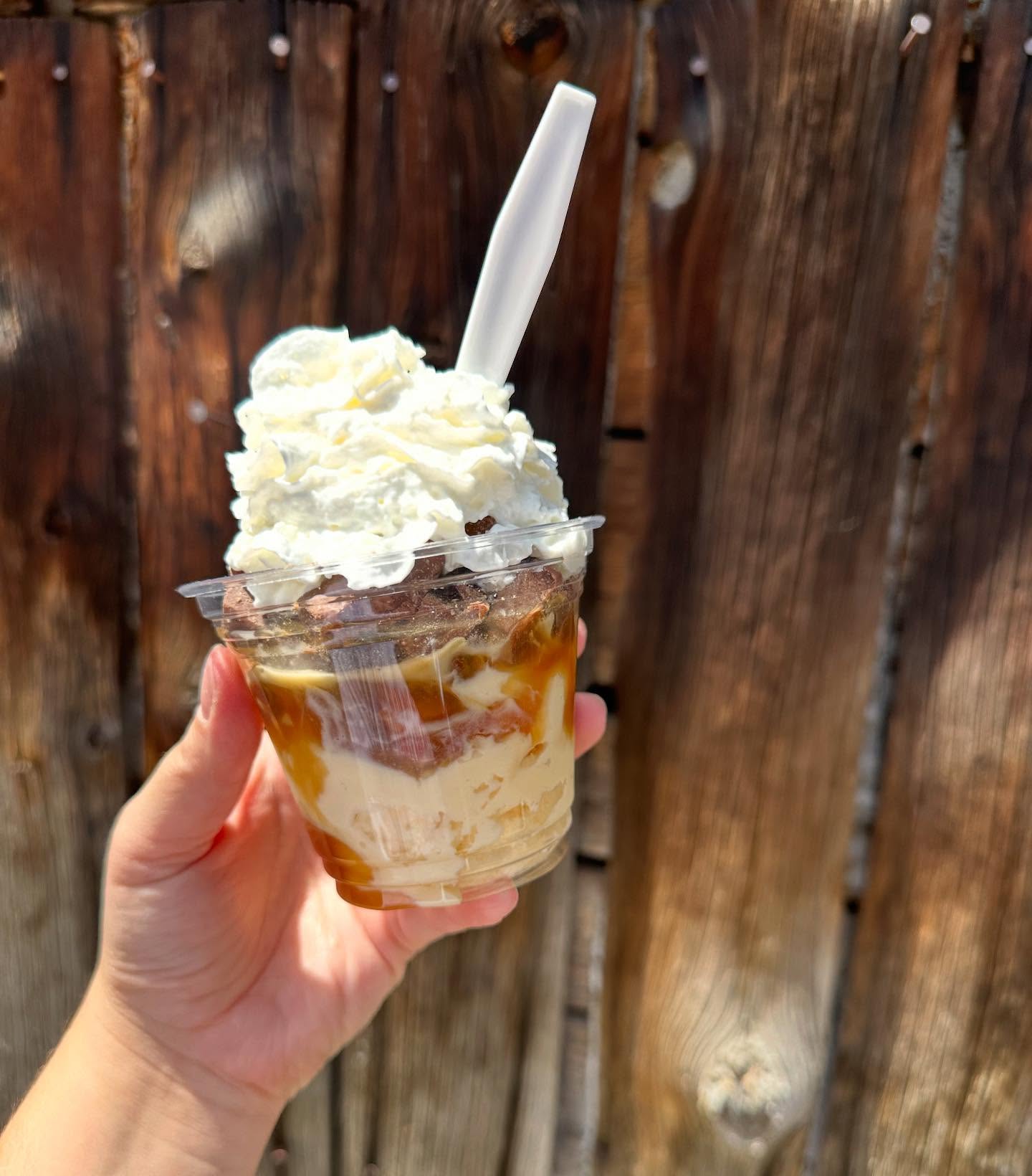 NEW! Kit Kats have entered the chat! Add them on top of your ice cream or include them in your sundaes or shakes! Pictured: Vanilla scooped sundae + Caramel + Kit Kats + Whipped Cream ๐ฆ_____ #icecream #sundae #kitkat