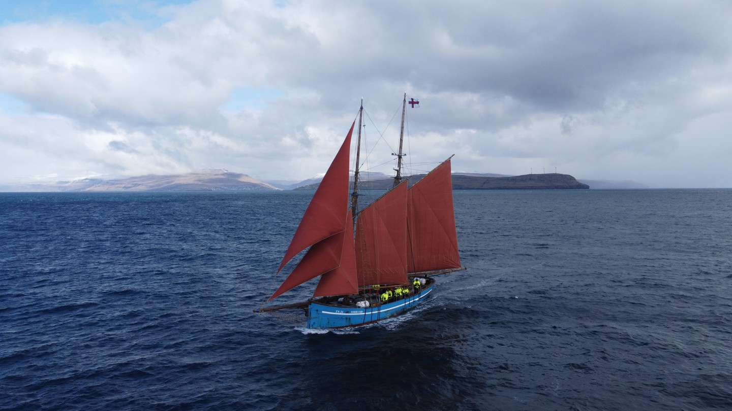 Imagine the wind in your hair and the salty spray of the North Atlantic on your face! Discover the charm of Norðlýsið sailing and experience the beauty of adventure on the open sea. Join us on this unforgettable journey! Link in Bio.