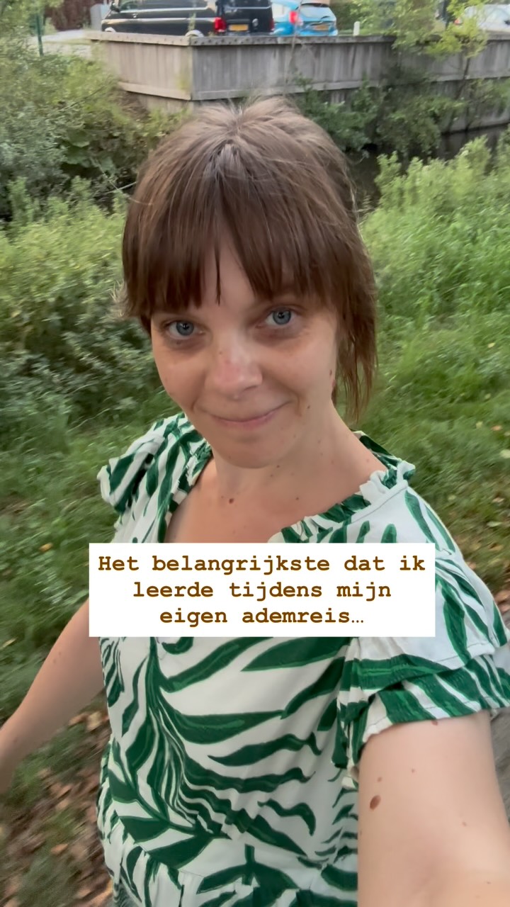 Het belangrijkste wat ik leerde tijdens mijn eigen ademreis.
Hint: het is iets dat ik ook heel makkelijk weer ‘vergeet’… 🫠
Het is: luisteren. Luisteren naar mijn lijf.
Naar de kriebels die het me geeft.
Wanneer ik een grens bereik.
Hoe het met mijn energielevel is.
Of ik te veel prikkels heb gehad.
Of ik moe ben, opgewonden, blij.
Waar mijn hart van aan gaat.
Tijdens mijn eigen ademreis — in de sessies én de momenten van coaching daaromheen — werd ik me daar zó bewust van.
Maar eerlijk? Dat bewustzijn is ook heel makkelijk los te laten als het leven druk is. En eh; dat is het best wel vaak 🫣
En dus dender ik weer door. ‘Aaah nog eventjes.’
Ik deel dit omdat ik mezelf er weer extra aan wil herinneren. Die vaardigheid weer wil oppakken.
Omdat dat luisteren naar je lijf niet een eenmalige les is, maar een vaardigheid die je bewust mag blijven voeden.
En juist daarom blijf ik terugkeren naar mijn adem.
Doe je mee? ☺️
Gun jezelf momenten om weer echt te voelen.
Om te luisteren naar wat je lijf te vertellen heeft.
Doe het nu meteen even: sluit een moment je ogen en scan je lijf. Wat vertelt het je? 😘
#ademwerkdriebergen #verbondenadem #persoonlijkepost #luisternaarjelijf