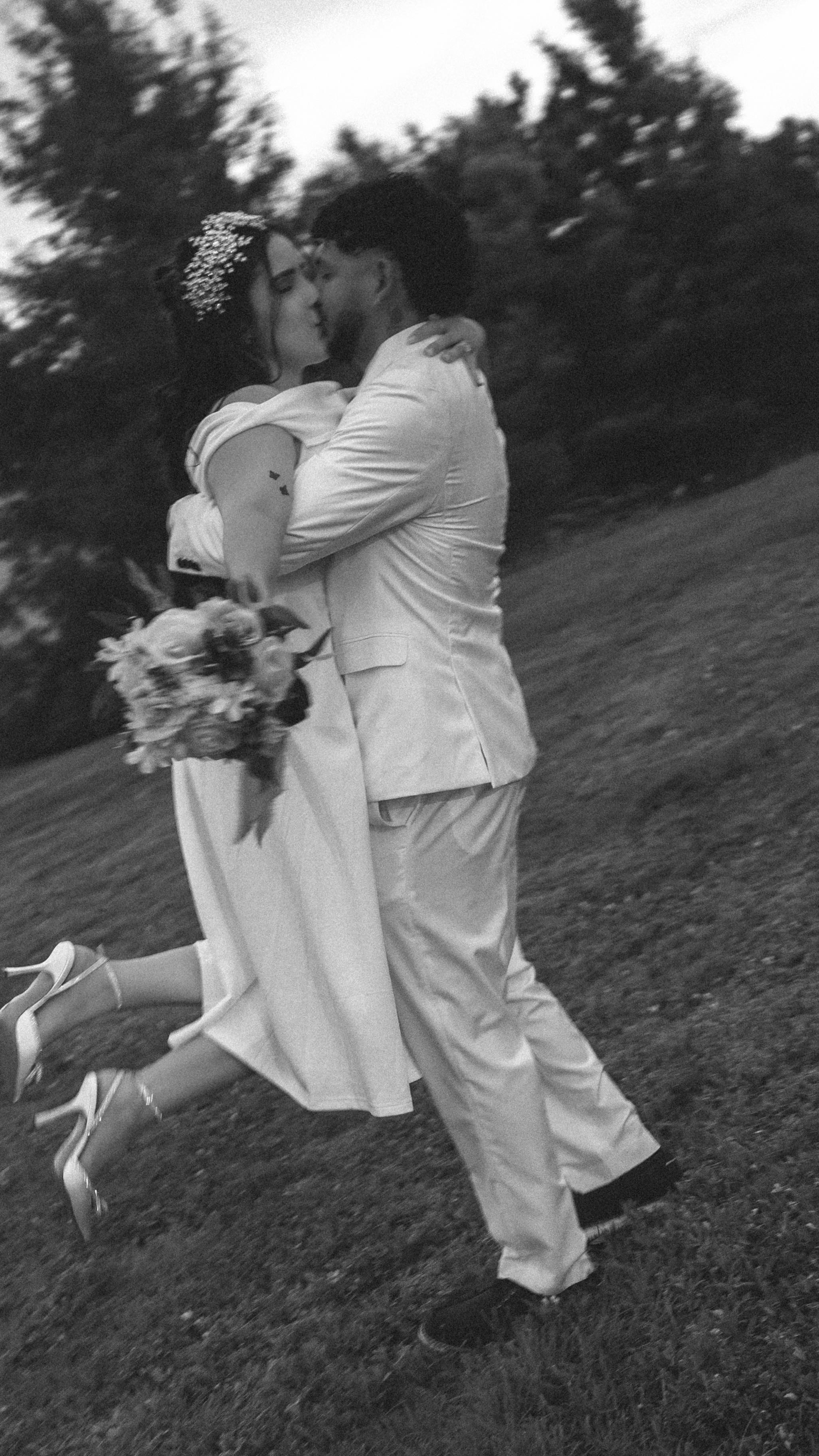 We know how important your wedding day is — we’re here to make it unforgettable!🖤
This celebration was pure magic, blending Cuban and Colombian traditions into one incredible day filled with love, laughter, and joy.✨
#film #vintage #wedding #weddingday