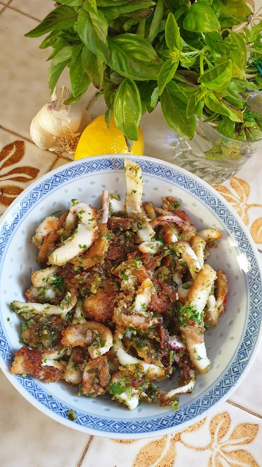 MINIMUM D'EFFORT, MAXIMUM D'EFFET 🔥
C'est MA recette favorite de cet été, je me devais de vous la partager ! 😋
Elle sent le soleil même si on peut la faire toute l'année 😉
3 ingrédients et c'est tout 👌🏻
Pour 4 personnes 🗒
🐙 775gr d'encornets / de calamars / de seiches NON préparés = 500gr nets =》les petits + : protéines de qualité, oligo-éléments, minéraux
🧄1/2 tête d'ail =》le petit + : anti-oxydants
🌱 1/2 grosse botte de persil =》les petits + : anti-oxydants, vitamines, et tellement plus...
🧂Farine / huile / sel / poivre
Cuisson rapide ⌛
Accompagnez par exemple de riz pilaf et d'une belle poêlée de légumes de saison 🍆🍅
NB : vous pouvez les préparer à l'avance et les faire réchauffer à la poêle pour retrouver le croustillant 😉
J'espère que ça vous plaira !
Bon mois d'août et à très vite 😙
.
.
.
.
.
.
.
.
.
#recette #summerfood #plancha #faitmaison #persillade #ete #encornet #calamar #plage #marché #produitsfrais #produitslocaux #santédanslassiette #sante #healthyfood