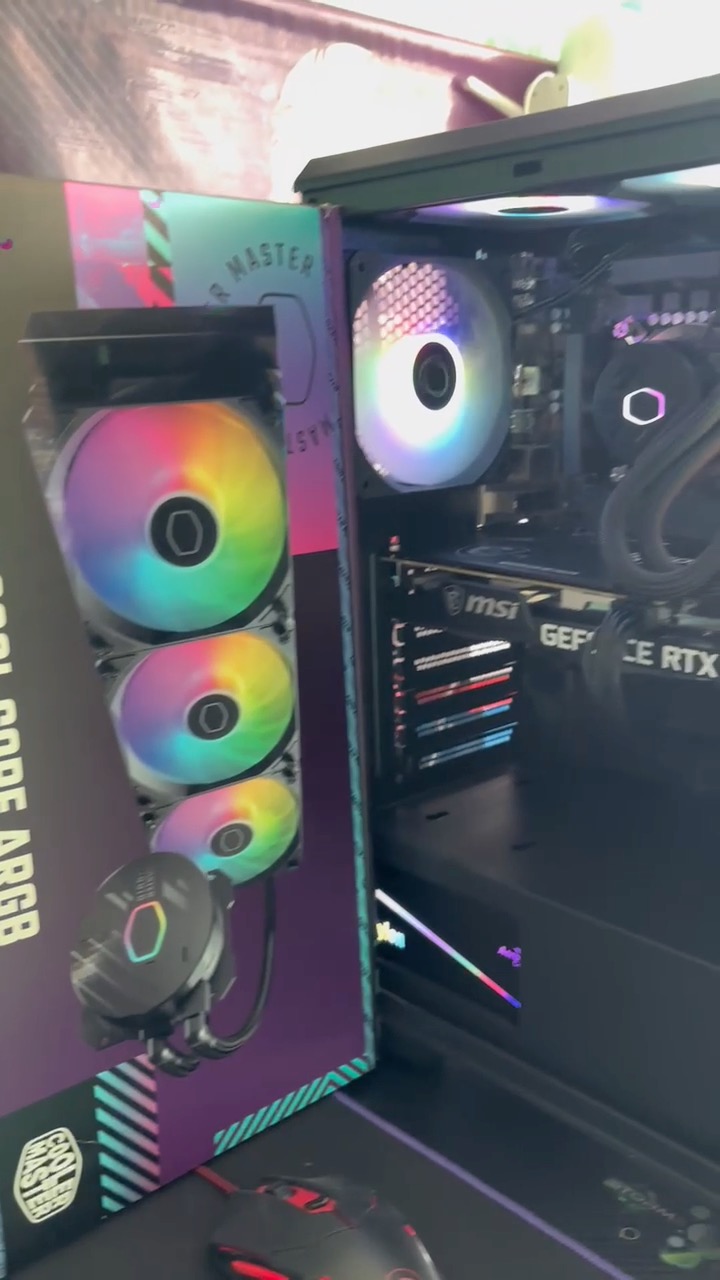 🔥 Potencia al máximo y temperaturas al mínimo. Instalamos la Master Liquid 360L Core ARGB… ¡fría, silenciosa y con un show de luces brutal! 🚀
#MasterLiquid360L #CoolerMaster #RefrigeracionLiquida #GamingSetup #ARGB #UpgradeGamer