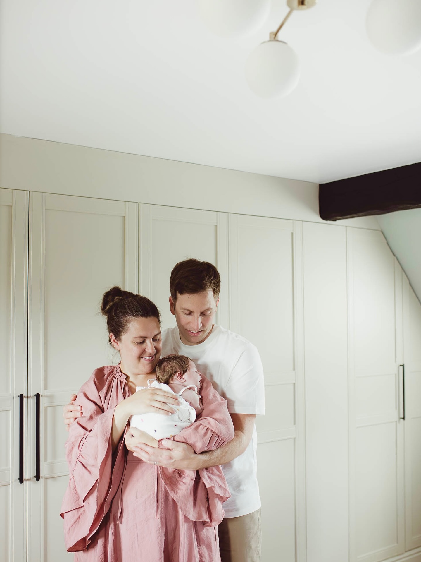 An hour in… and still no photos.
Not because anything was wrong – this baby just had a packed schedule 😅
Feed. Cuddle. Winding. Another feed. A quick protest about sleep…
I don’t rush these parts. We wait for the magic sleepy moment… and that’s when the best photos happen.
📸 Want newborn photos with zero pressure and maximum snuggles? Drop me a message and let’s make it happen.