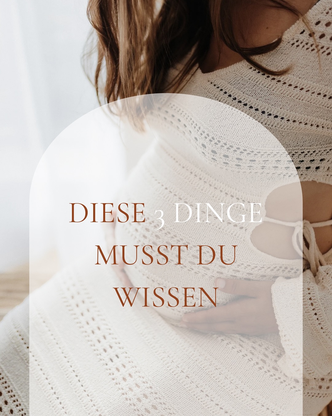 „3 Dinge, die dein Shooting sofort besser machen“
1️⃣ Sprich während des Shootings.
Egal ob wir übers Wetter reden, deine Urlaubspläne oder den letzten Netflix-Marathon – wenn wir plaudern, bist du automatisch entspannter. Und genau dann entstehen diese natürlichen Bilder, für die du hier bist.
2️⃣ Vergiss den Blick in die Kamera.
Klingt verrückt, oder? Aber oft entstehen die besten Aufnahmen, wenn du meine Kamera vergisst und stattdessen auf dein Baby, deinen Partner oder einfach auf deine Hände schaust. So kommen echte Emotionen ins Bild – kein „Cheese“-Grinsen nötig.
3️⃣ Erwarte nicht, dass du alles „richtig“ machst.
Es gibt kein „falsch“. Beweg dich, rücke dein Kleid zurecht, lache, atme tief ein – das ist alles Teil der Magie. Dein Shooting ist kein Schulprojekt, sondern ein Moment für dich. Und ich bin da, um genau diese Momente einzufangen.
Das Ergebnis: Bilder, die nach dir aussehen.
Einen kleinen Bonus-Tipp habe ich allerdings noch für dich:
Habe Vertrauen in mich, meine Expertise und meine Arbeit.
Melde dich ganz unverbindlich bei mir und gemeinsam planen wir dein Wohlfühl-Shooting.
Ich freue mich auf dich…🤎
#shootingtipps #fototipps #schwangerschaftsshooting #familienfotografie #fotoliebe #echtemomente #fototippsfürkunden #fotostudio #authentischefotografie #kundenservice #fotografinliebe
TAGESLICHTSTUDIO
FOTOGRAFINHAMBURG
FAMILIENFOTOGRAFIE