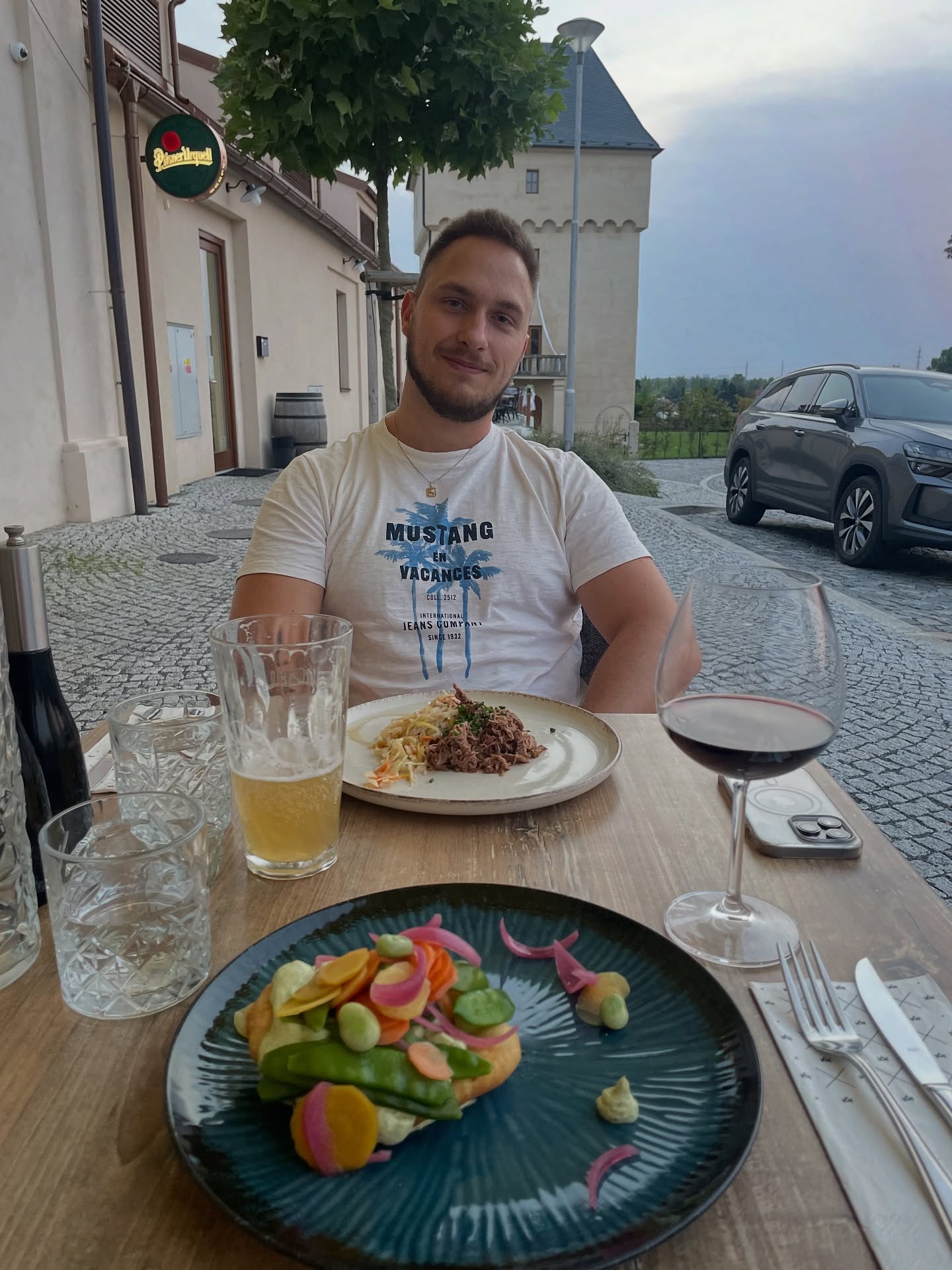 Páteční zastavení u dobré gastronomie, ve skvělé společnosti v krásném letním večeru.🙏🏼
Po týdnu plného osobních tréninků, konzultací a pracovních schůzek konečně na chvilku oddych.😮💨
A zítra se jedeme podívat na místo, kde pro vás připravujeme Brotas Fitness Kemp.🏋🏽♂️🧘🏽♂️🥗
Sleduj to!
#relax #oddych #vecere #restauracemarketa #trener #osobnitrener #odpocinek #dnesjim #zena #gastro