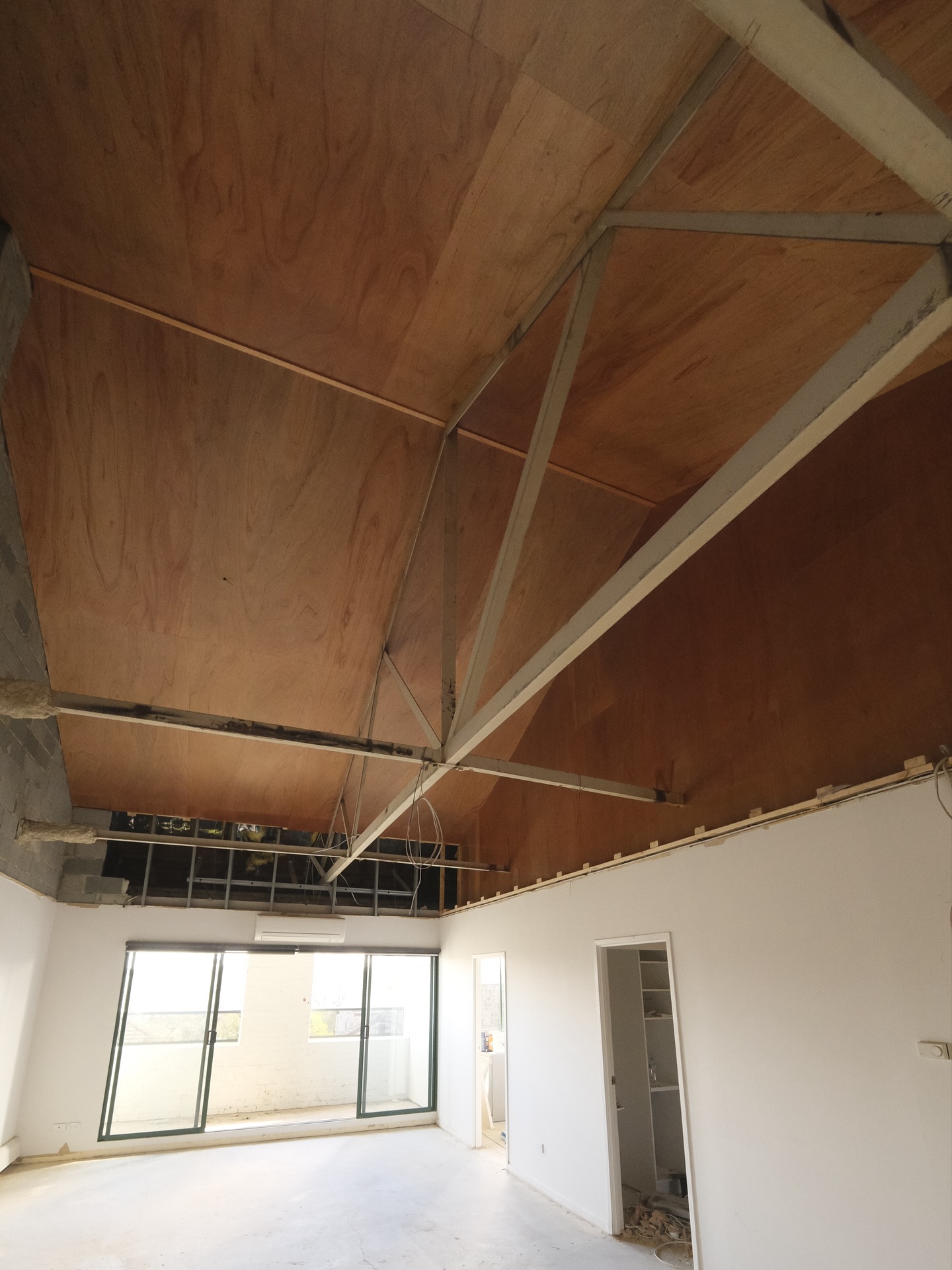 From blank canvas to bold feature — this raked ply ceiling gave our Carlton project a whole new feel. Before, after, and action shots to prove it. 🔨✨