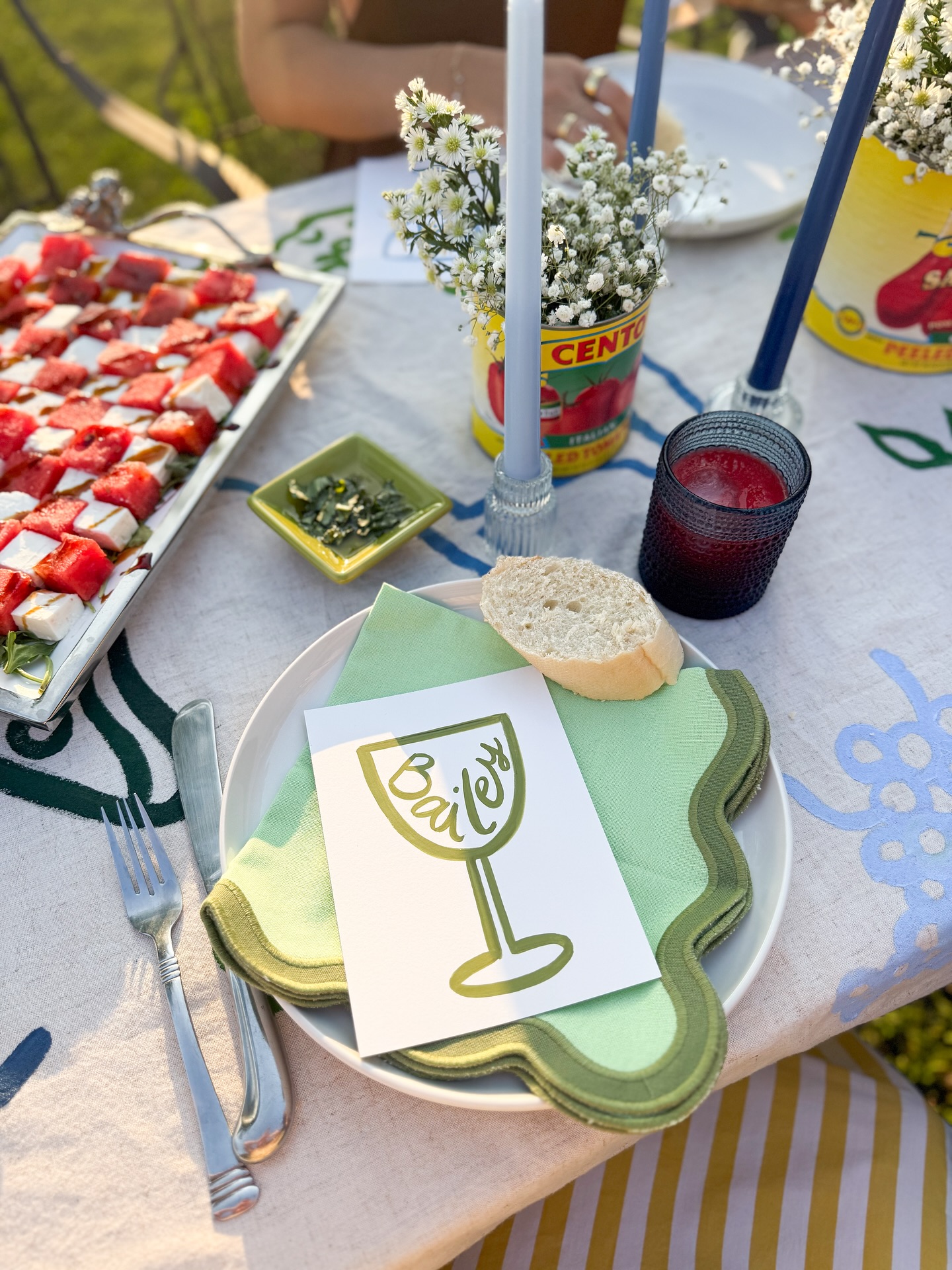 Can we just normalize romanticizing life, please?
Here’s to celebrating the smallest and biggest moments, brine and good times, and custom tablecloths and place cards. Sign me up for those vibes. 🥒🍸