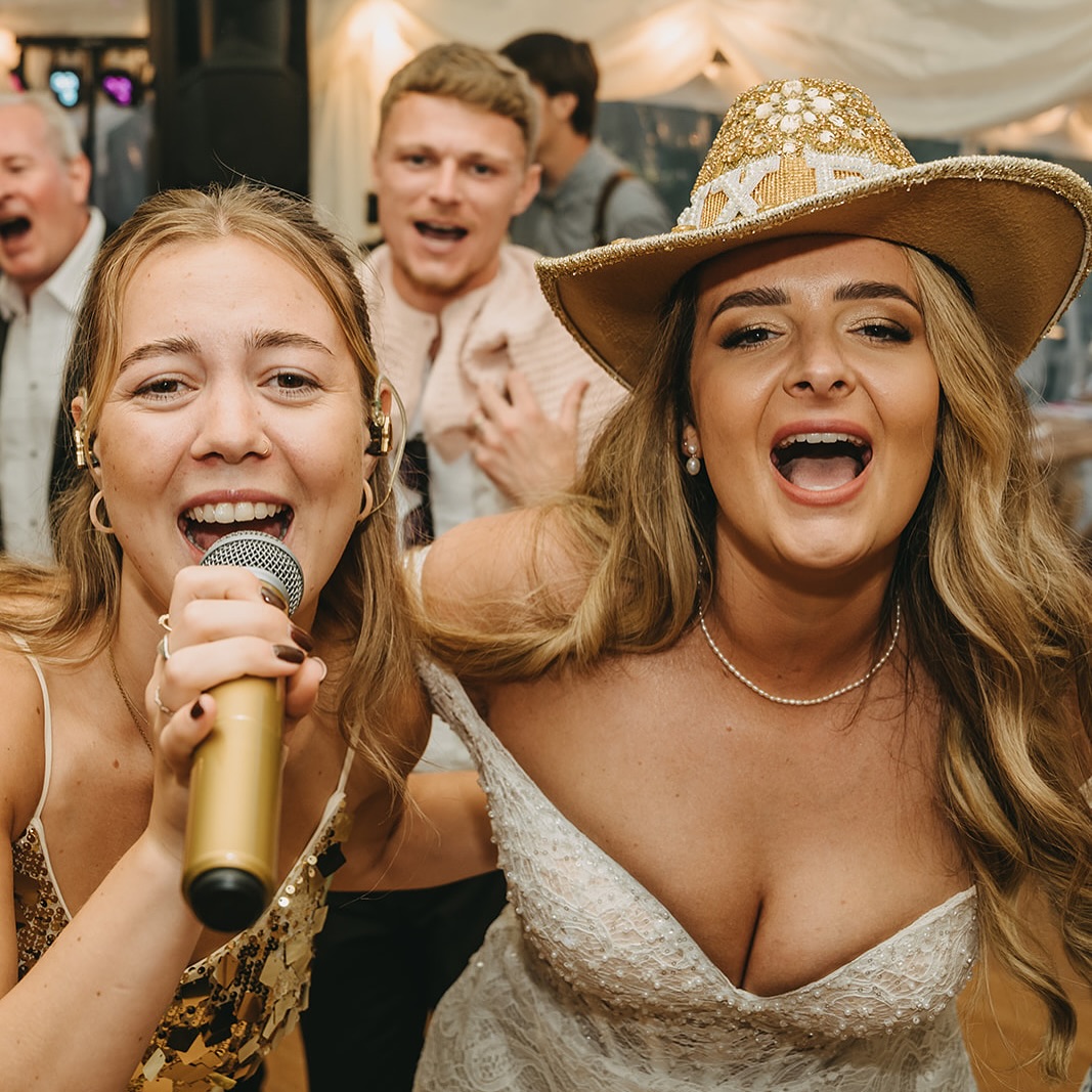 Demi-Lee & Sam absolutely smashed the dance floor with all the party vibes from start to finish 💃🕺🪩 absolutely stunning wedding packed with enough fun to last a lifetime! Gorgeous couple ❤️
@kilminorth 
@idofilmandphotos 
@tails1028 
@janehillbridal 
@editsuits 
@balanceofbeautee 
@stitchedupbridal 
@aprilnataliehair
#Tuxfizz #ukweddingband #barnwedding #cotswoldwedding #weddingmusic #firstdance #firstdanceinspo #ukweddingplanning #weddinginspo #weddingcover #romanticweddingmusic #firstdancesong #firstdanceroutine #weddingband #functionband  #weddingsinger #twia #bridalgown #weddingsdress #weddingdancefloor #weddingdances #weddingdancechoreography